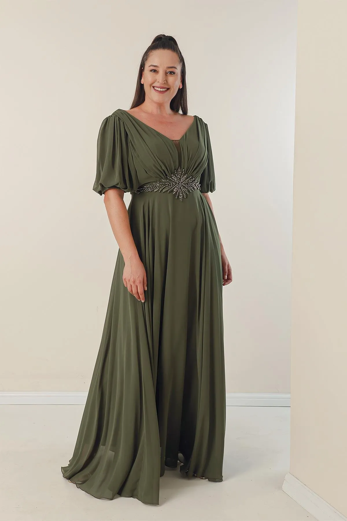 By Saygı  Langes Chiffonkleid in Übergröße mit V-Ausschnitt vorne und hinten, perlenbesetzter Taille, vorne gefüttert