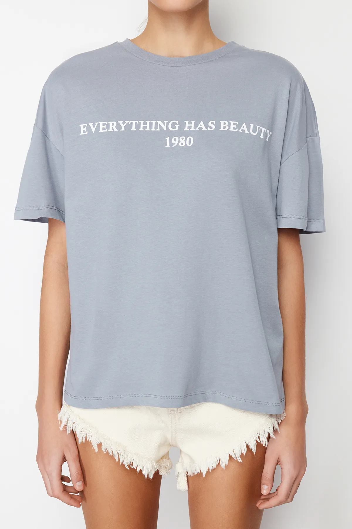 Trendyol Collection  Graues, locker geschnittenes, gestricktes T-Shirt aus 100 % Baumwolle mit Slogan-Aufdruck TWOSS19GH0034