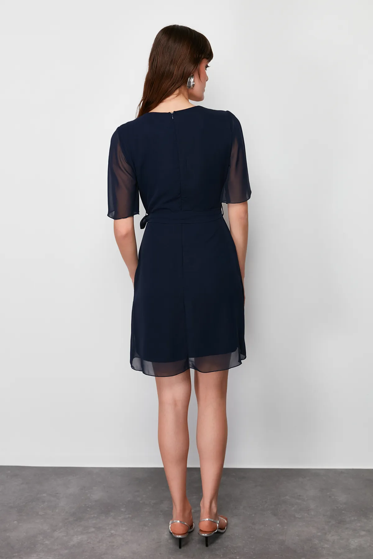 Trendyol Collection  Marineblaues, zweireihiges Minikleid aus gewebtem Chiffon mit Rüschendetail und Futter TWOSS24EL00742