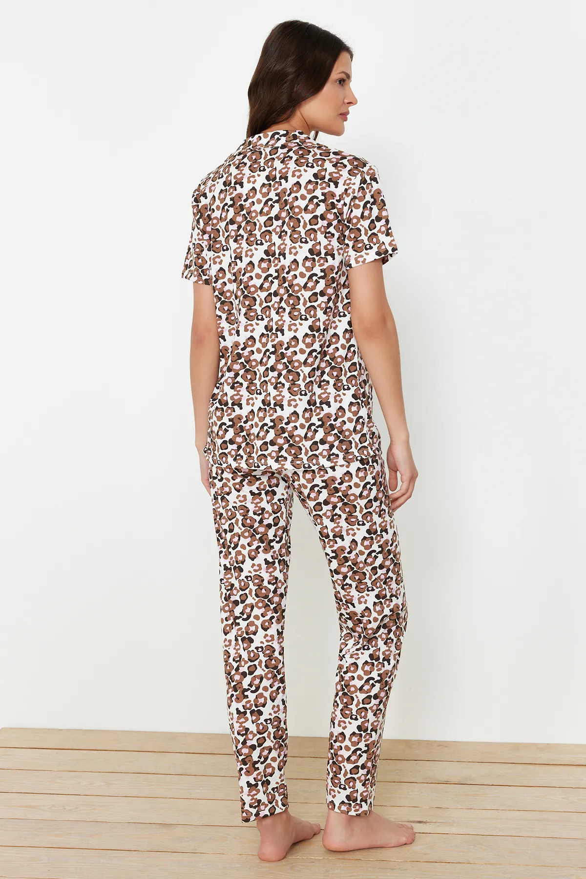 Trendyol Collection  Mehrfarbiges Pyjama-Set aus Baumwollstrick mit Leopardenmuster THMSS24PT00339