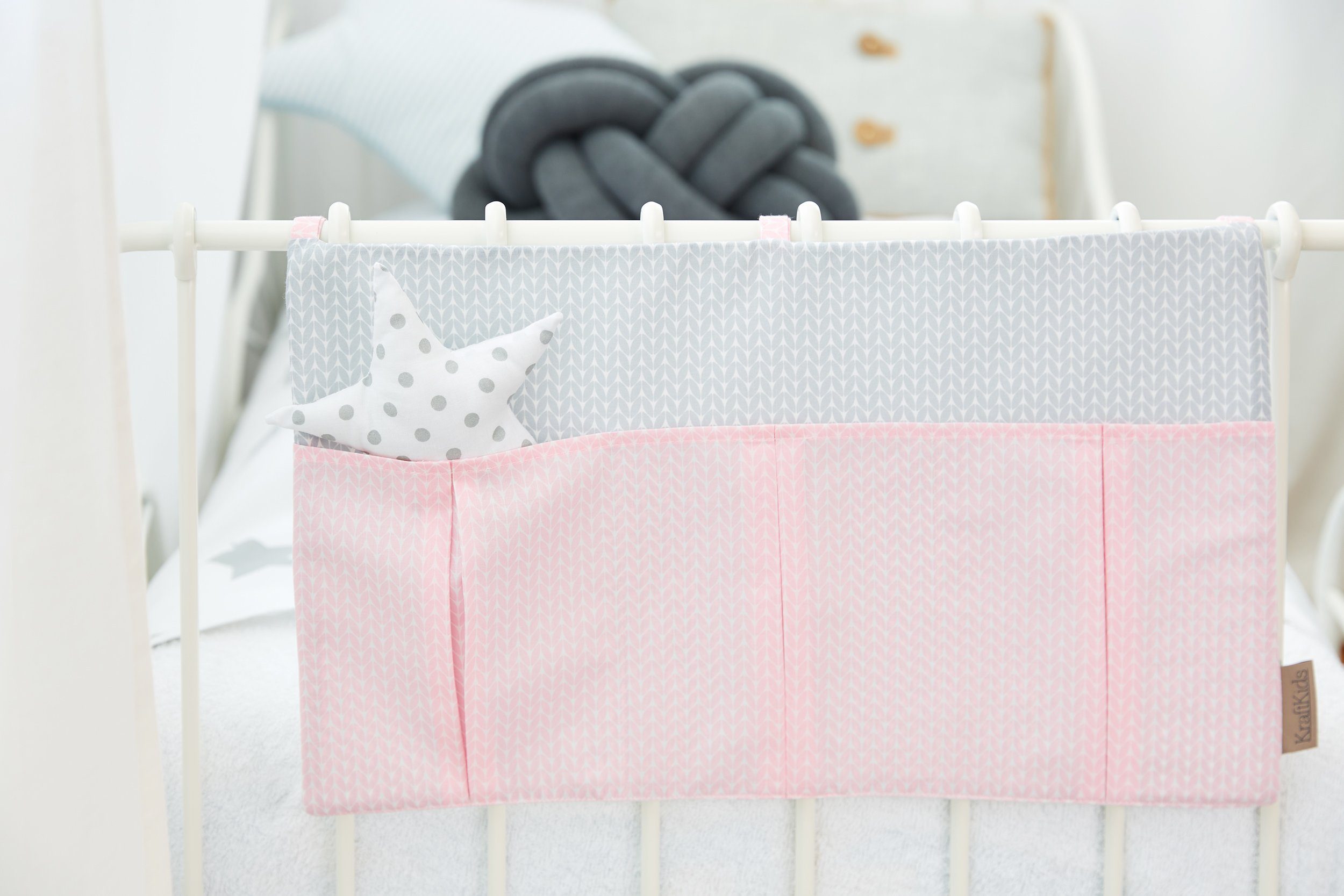 KraftKids Betttasche kleine Blätter rosa auf Weiß, mit drei Fächern, innen mit Polyestervlies versteift