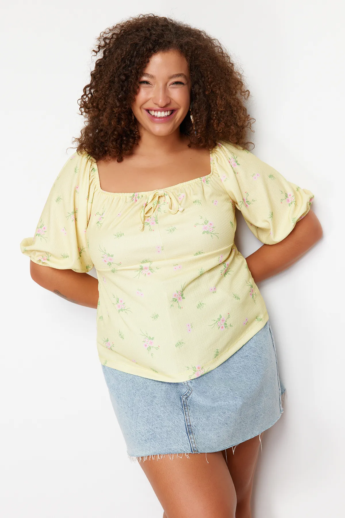 Trendyol Curve  Gelbe Strickbluse mit Blumenmuster TBBSS24AF00086