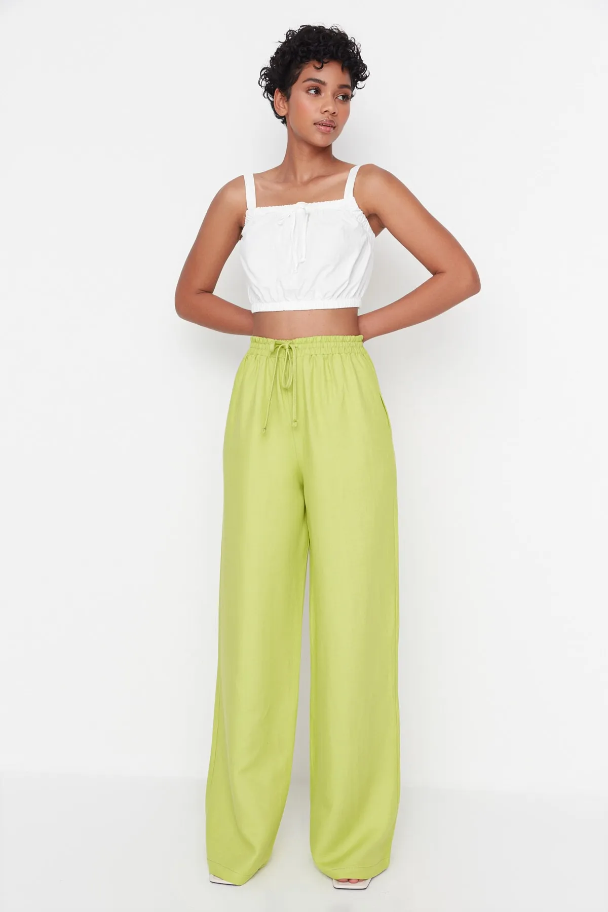 Trendyol Collection  Grüne Webhose mit weitem Bein und weitem Bein TWOSS22PL00065