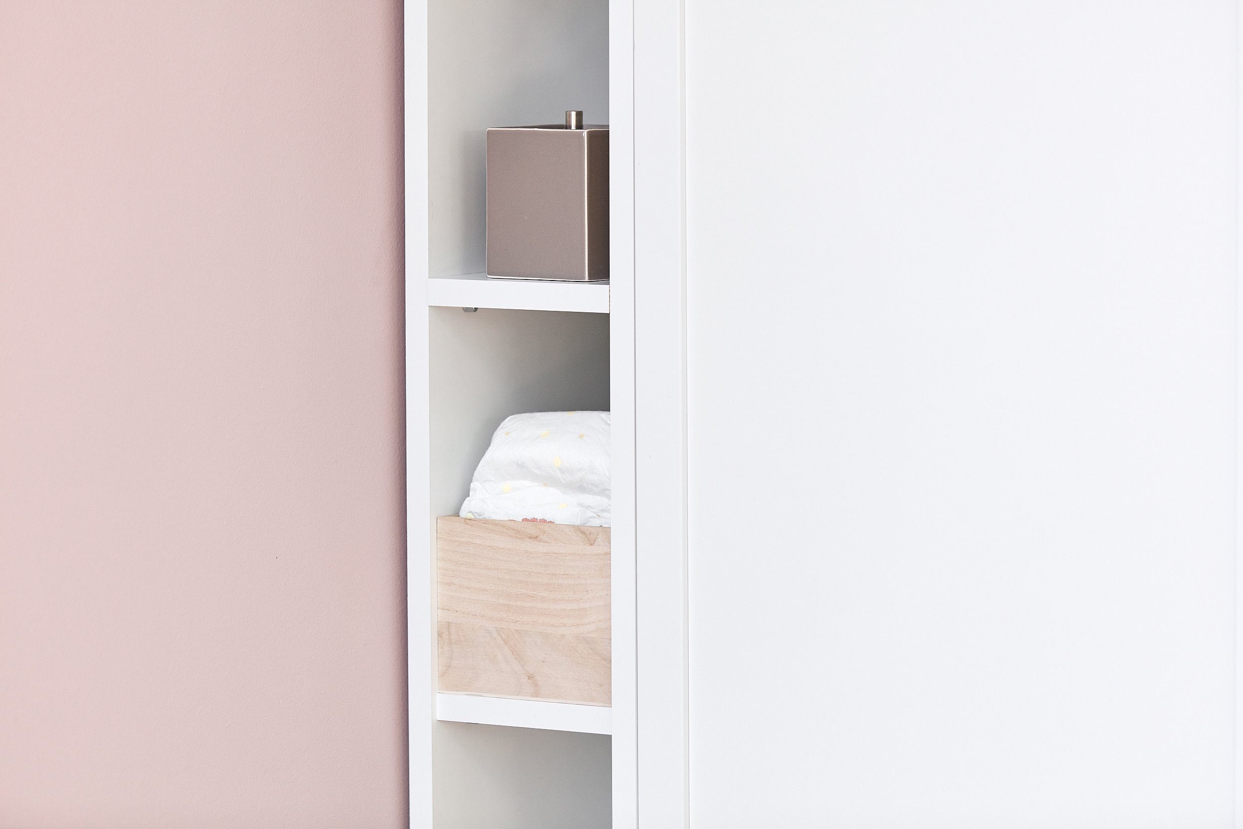 KraftKids Stauraumregal für Wickeltisch weiß passend für HEMNES Kommode u.a., Mit Sockel und höhenverstellbaren Füssen