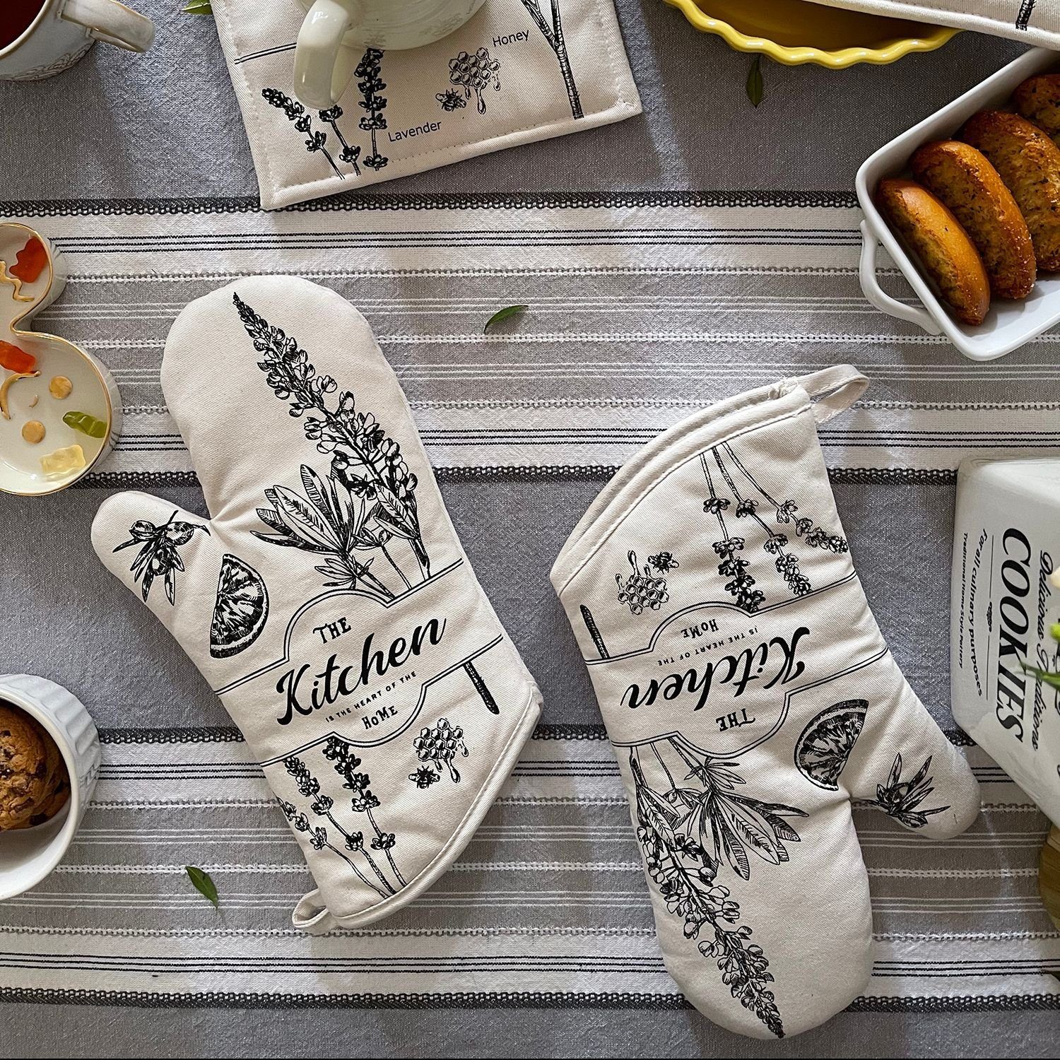 SCOKIT Topflappen 6 Stücke Küchen-Set, (Set, 6-tlg., Inklusive 2x Baumwollköper-Bügelhandschuhe 2x Tischsets 2x Servietten), Rustikales Muster Geeignet zum Verschenken