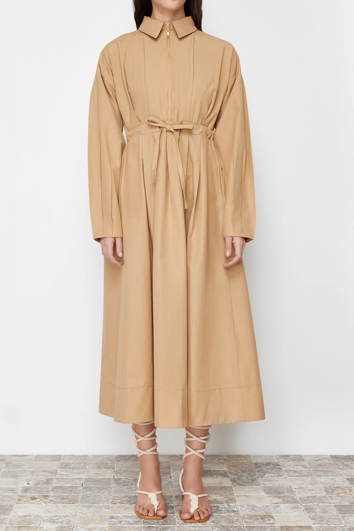 Trendyol Modest  Kamelfarbenes, detailliertes Webkleid mit Kordel und Reißverschluss TCTSS24EB00086