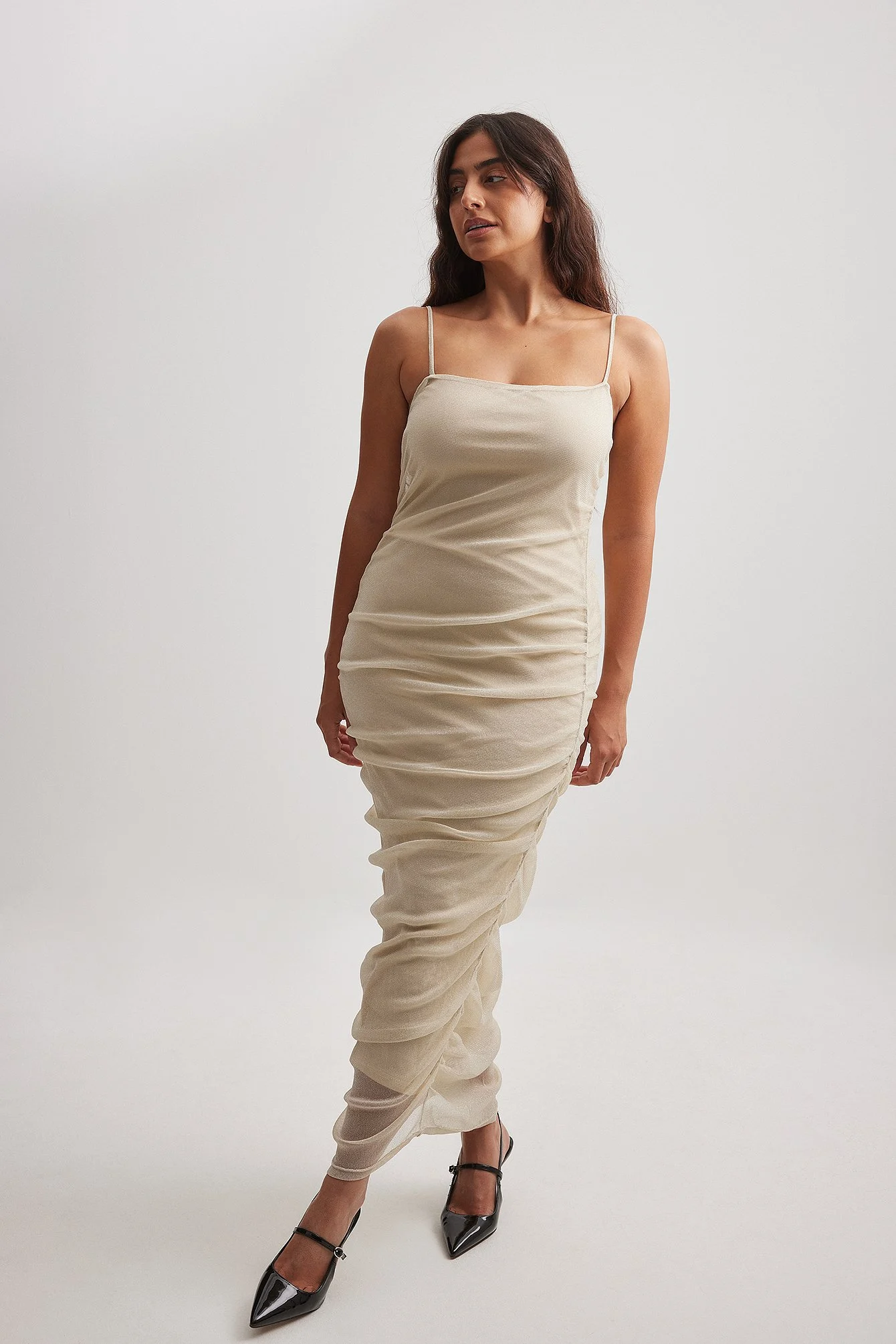 Glitzerndes Netzkleid mit Rüschen