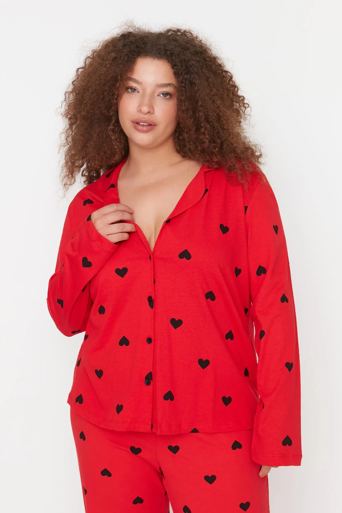 Trendyol Curve  Gestricktes Pyjama-Set mit rotem Herz-Hemdkragen TBBAW23AI00019