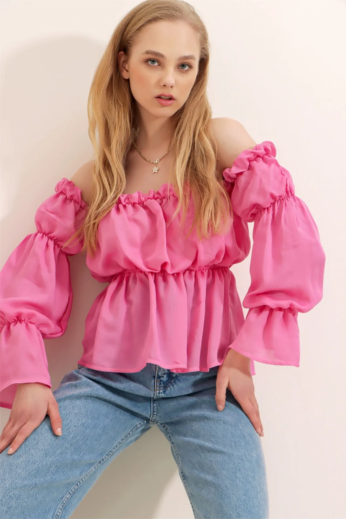 Trend Alaçatı Stili  Candy Pink Madonna-Kragen vorne geraffte und elastische Strickbluse für Damen ALC-X7824