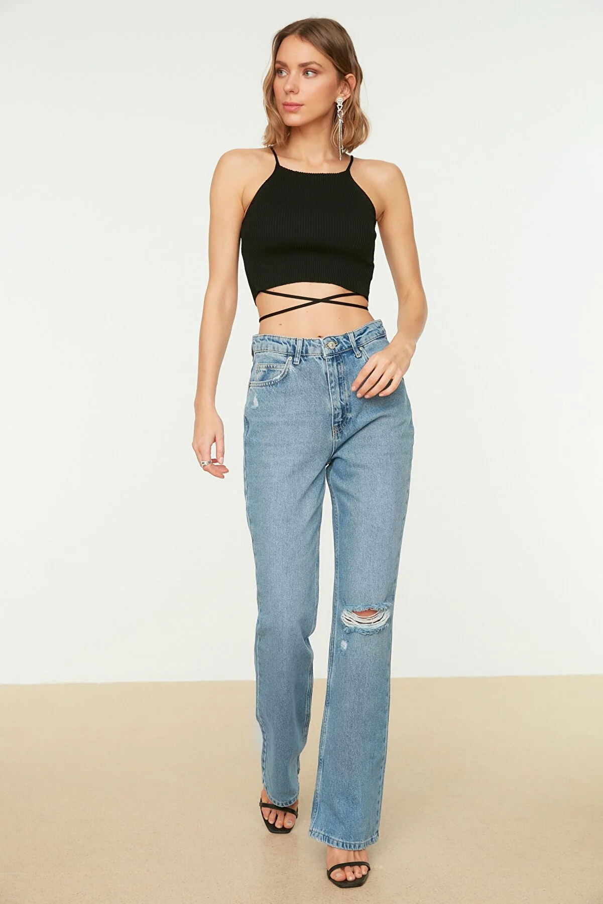 Trendyol Collection  Blaue Schlagjeans mit zerrissenem Detail und hoher Taille TWOSS22JE0440