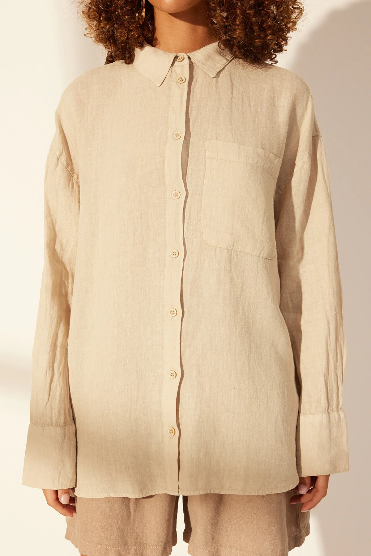 Trendyol Collection  Beigefarbenes Oversize-Hemd aus 100 % Leinen TWOSS23GO00443