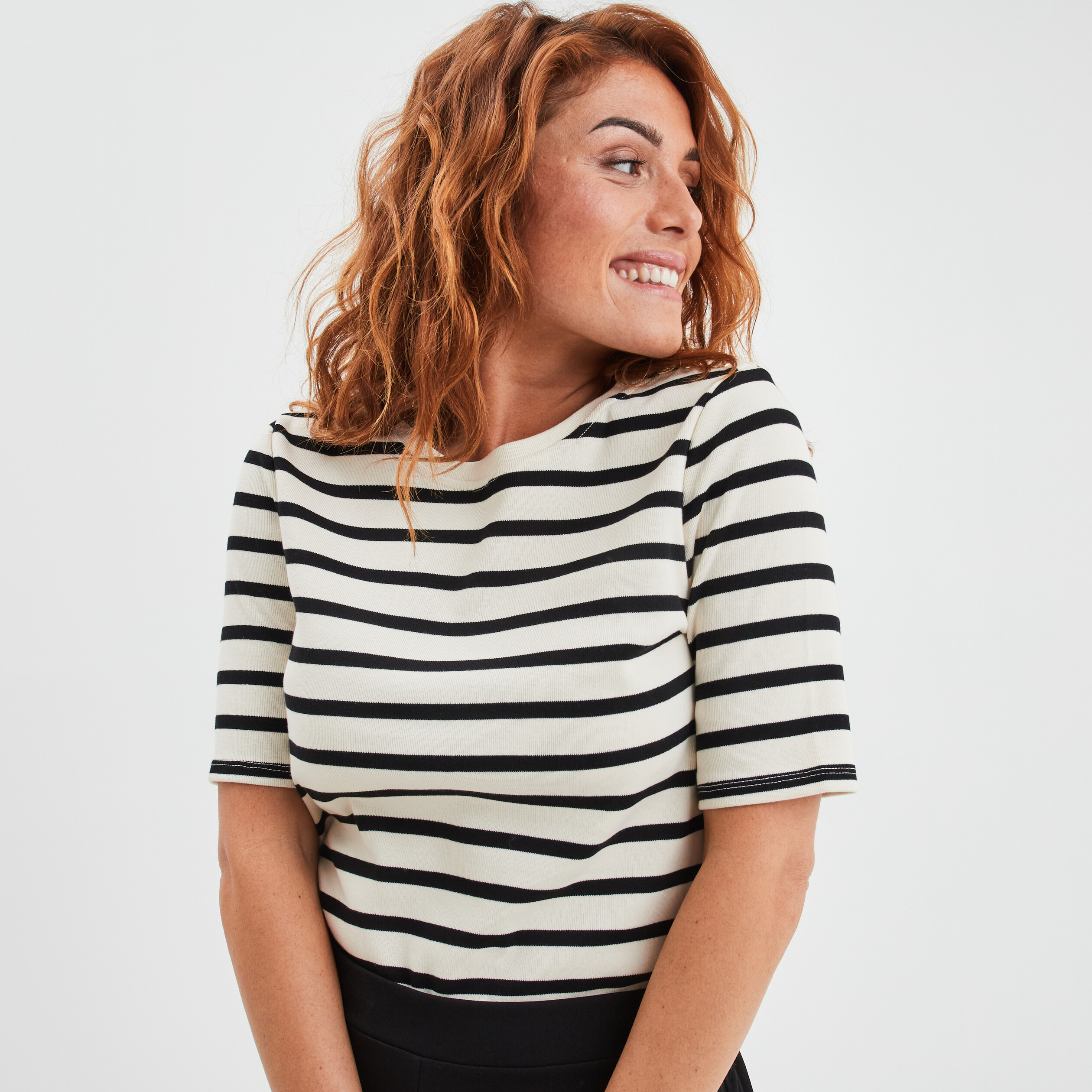T-shirt ajusté boutons à l'épaule noir femme | La Halle