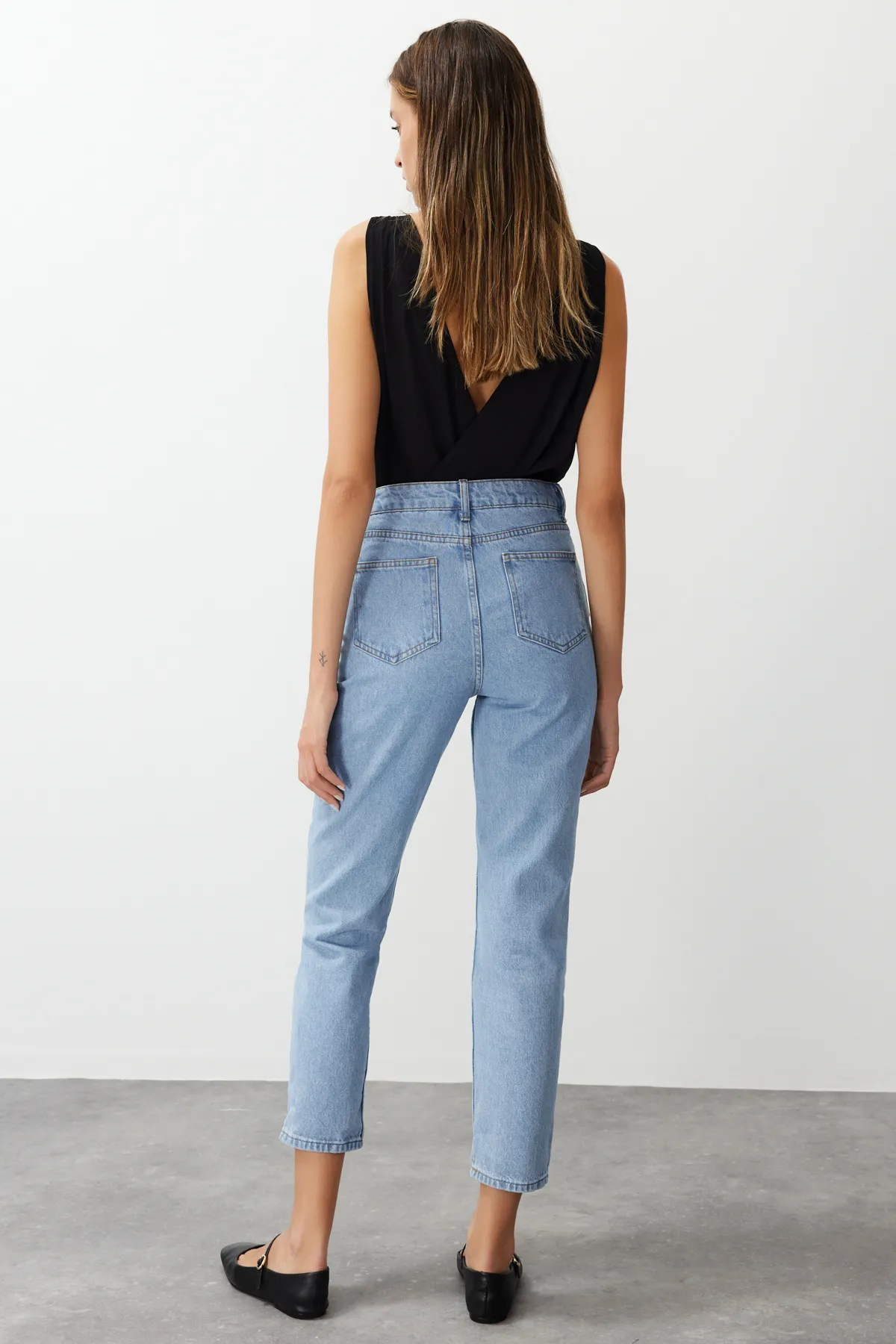 Trendyol Collection  Blaue High-Bel-Mom-Jeans TWOSS20JE0108