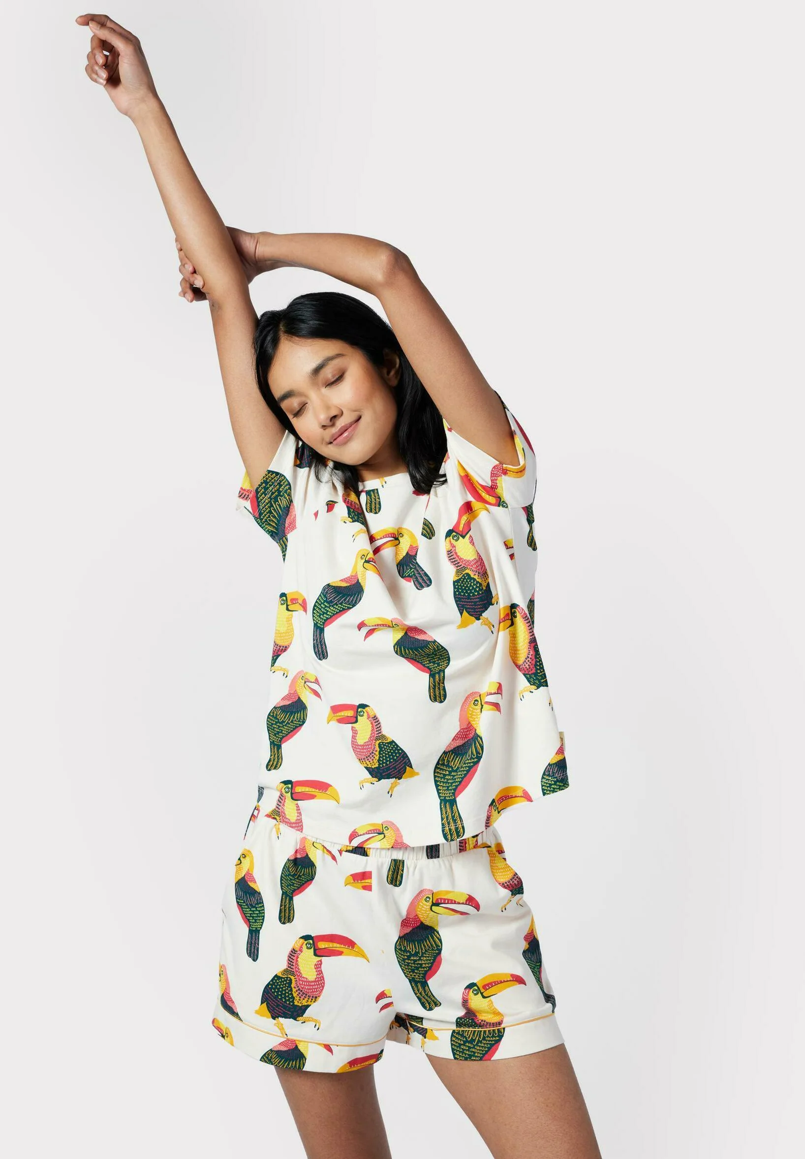 Conjunto de pijama con estampado de tucán de Chelsea Peers