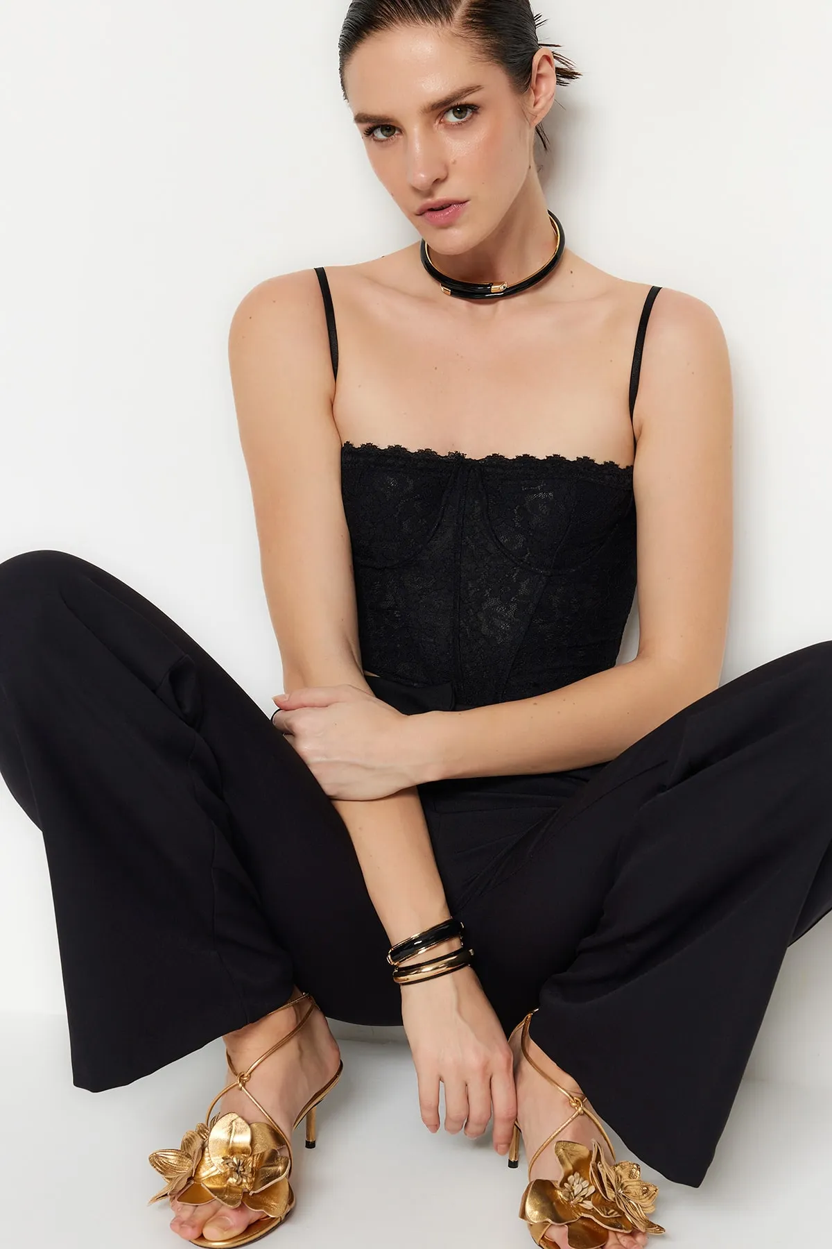 Trendyol Collection  Schwarzes, bauchfreies, gefüttertes Korsett mit detailliertem Spitzen-Bustier TPRAW23BS00062