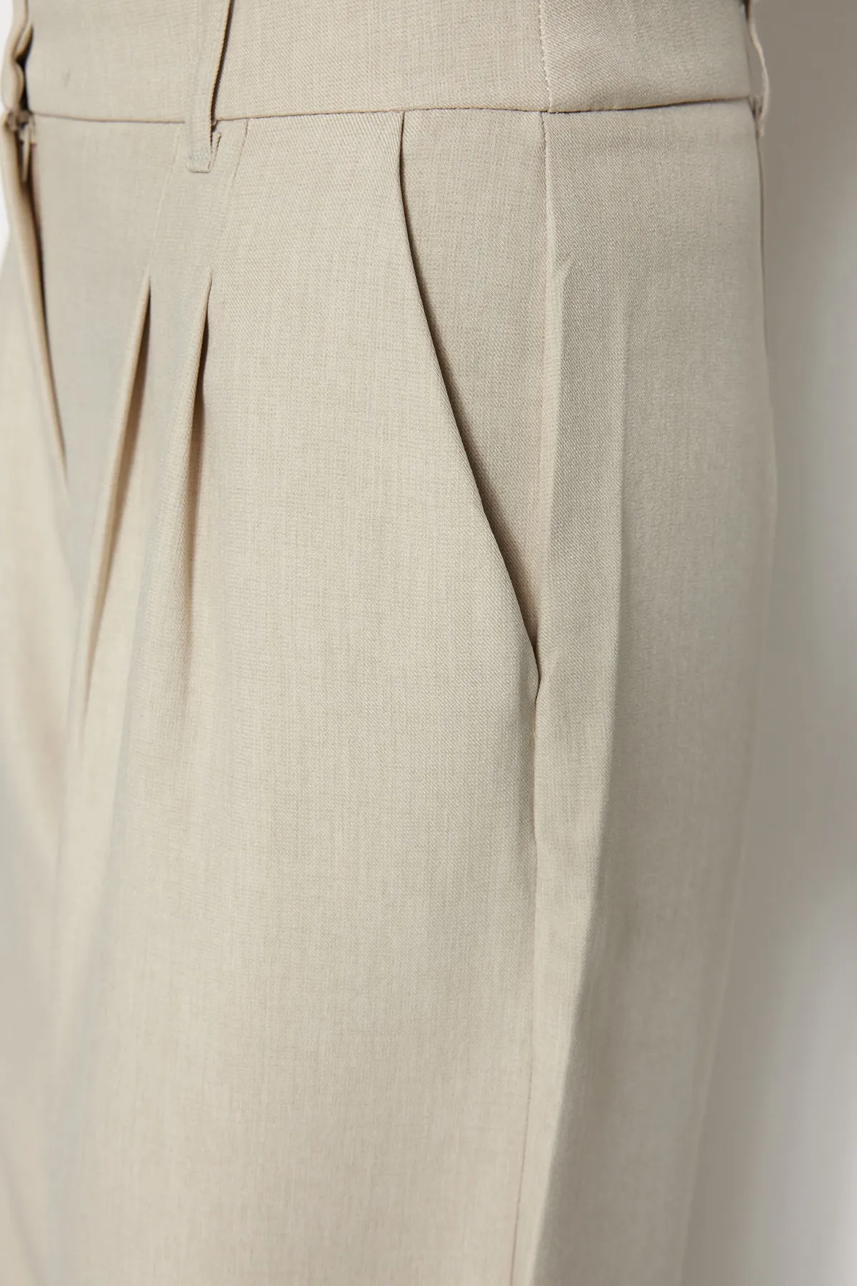 Trendyol Collection  Bundfaltenhose mit weitem Bein in Nerzfarbe - TWOAW22PL0475