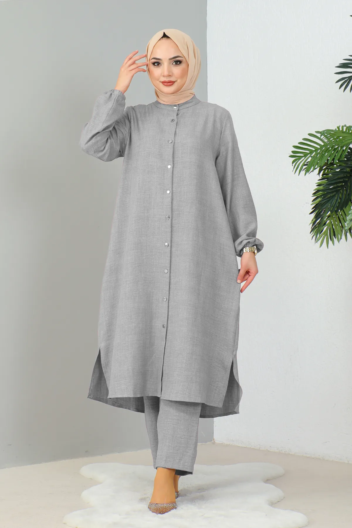 MODAQU  Graues Set mit Tunika und Hose mit Richterkragen