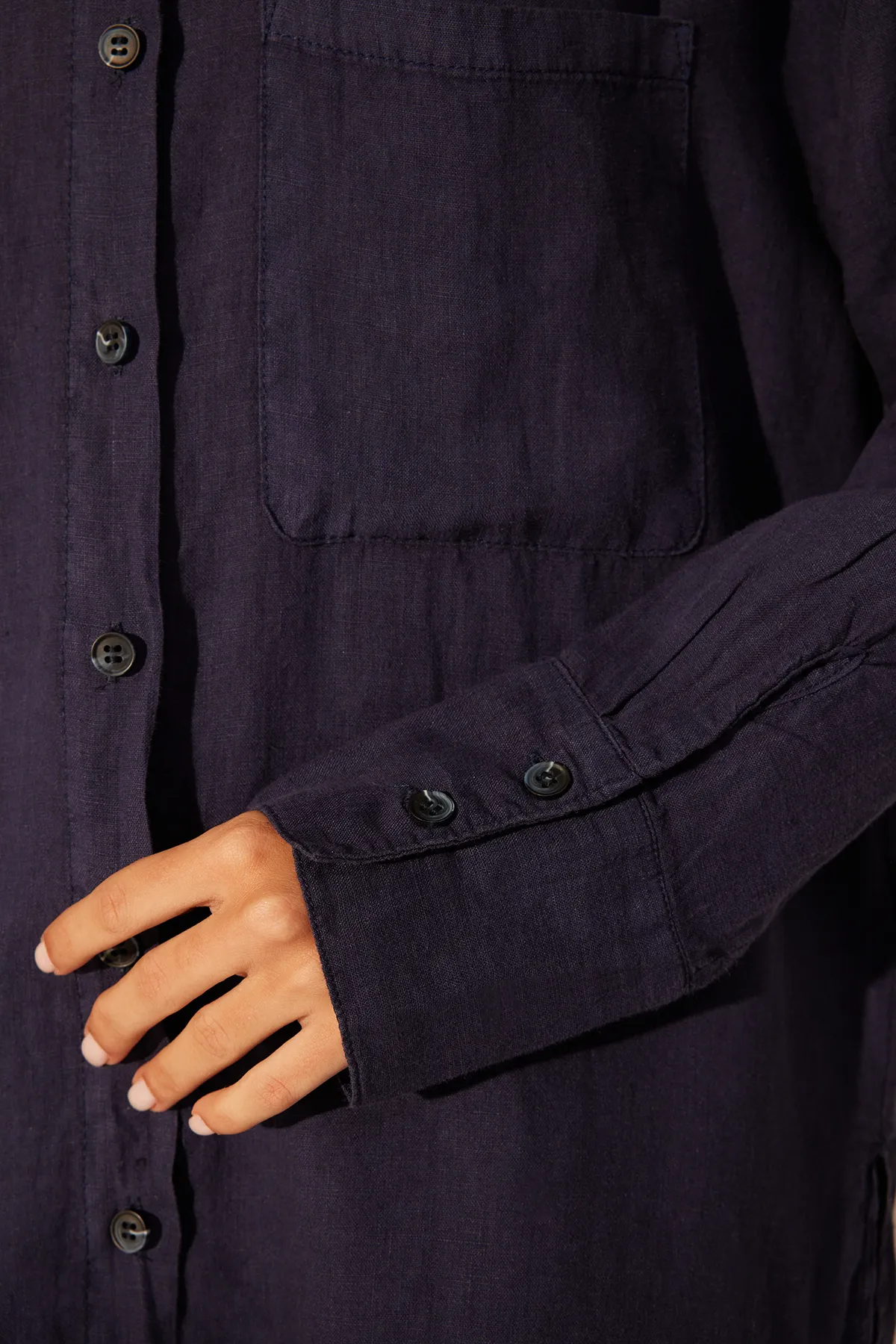 Trendyol Collection  Marineblaues Oversize-Hemd aus 100 % Leinen TWOSS24GO00118