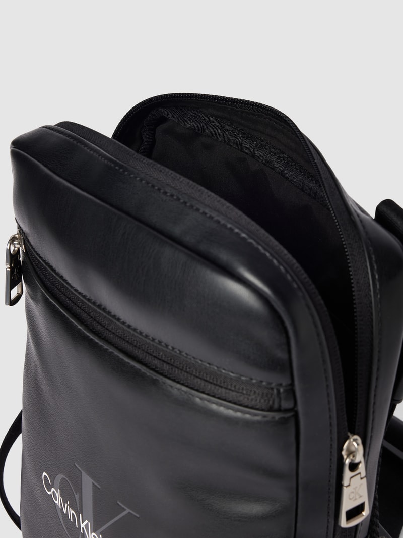 Umhängetasche mit Label-Print Modell 'REPORTER' in black