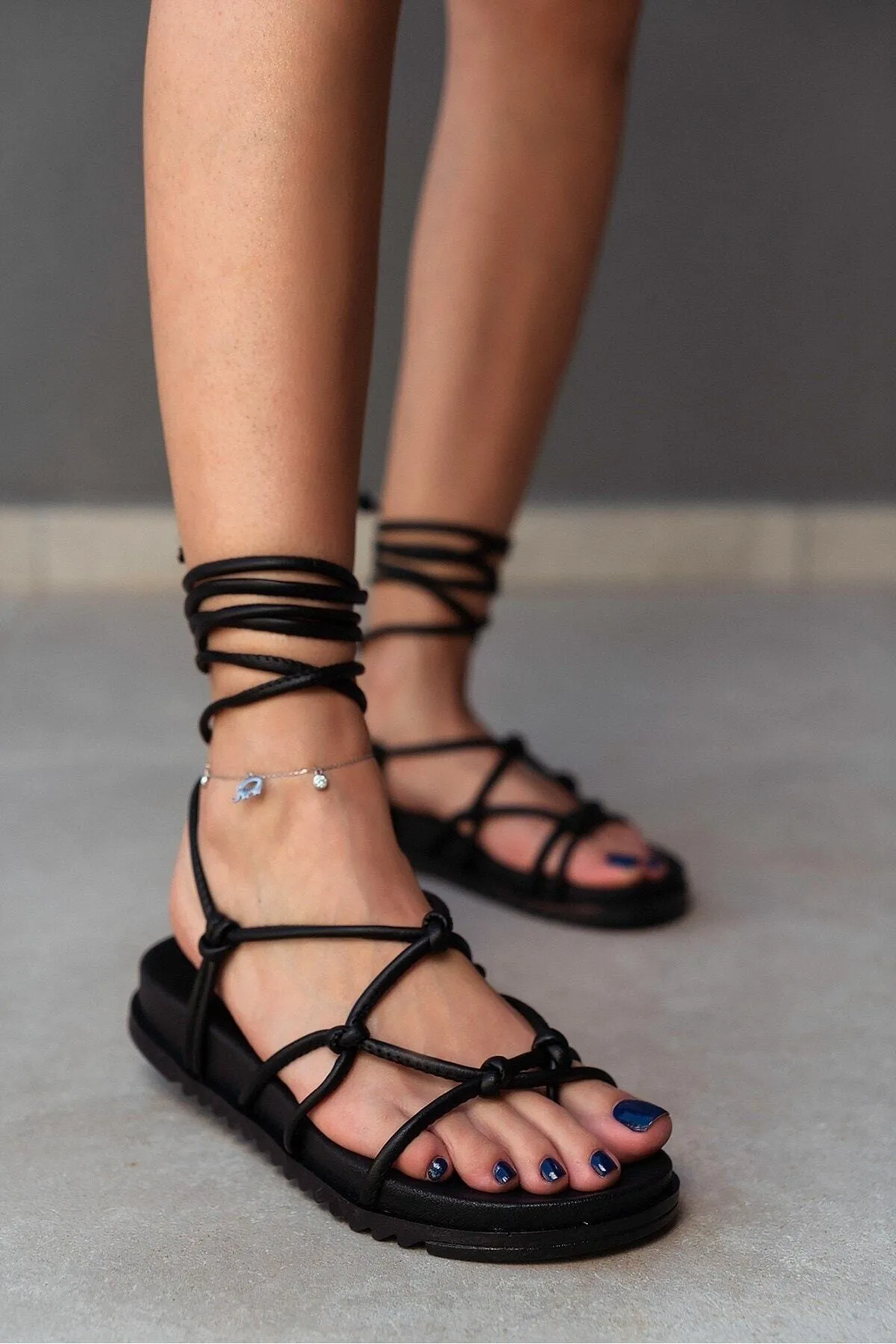 NİŞANTAŞI SHOES  Perry schwarze, matte Damensandalen mit Knöchelriemen und flacher Sohle