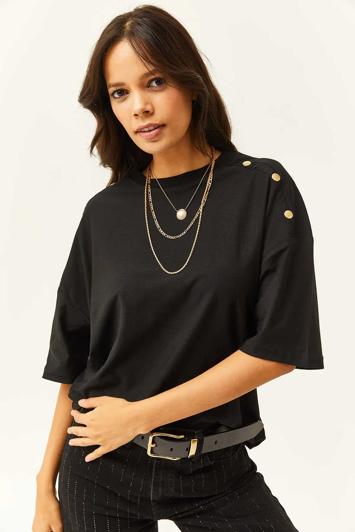 Olalook  Damen-T-Shirt aus Baumwolle mit schwarzen Schultern und goldfarbenen Knöpfen TSH-19000763