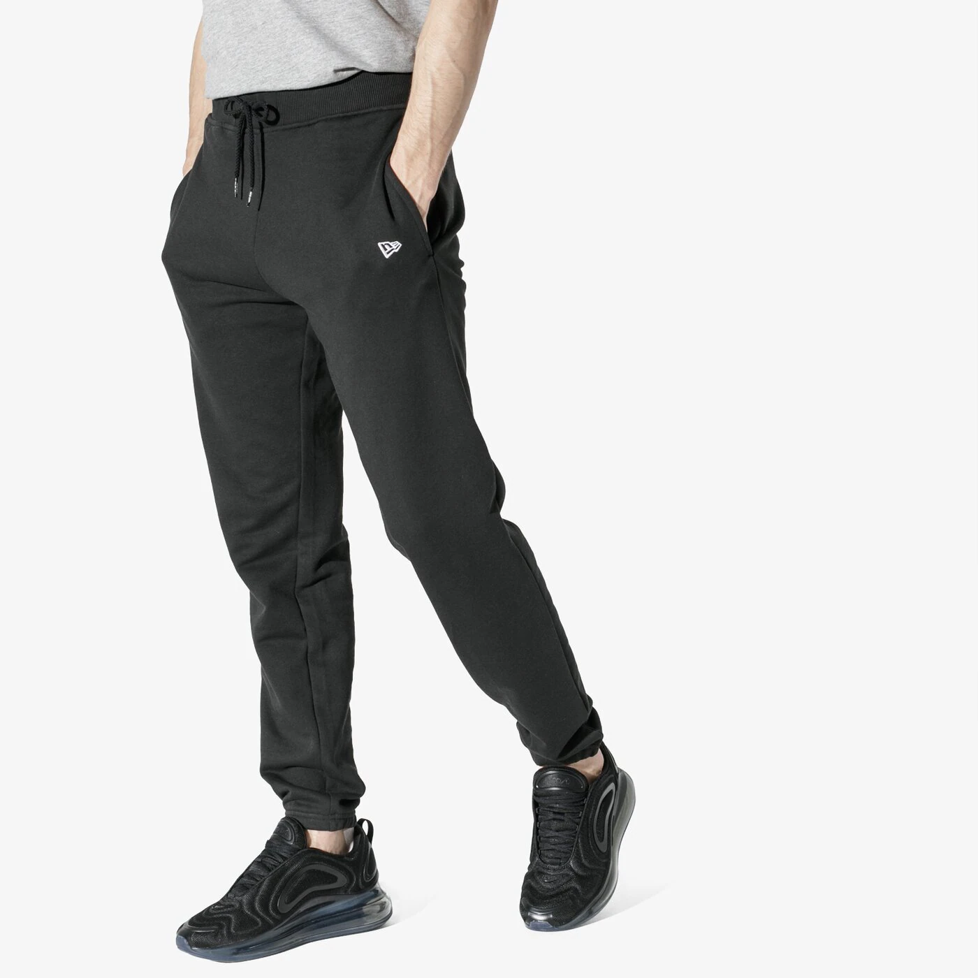 NEW ERA HOSE NE ESSENTIAL JOGGER BLK NEW ERA BLK Schwarz