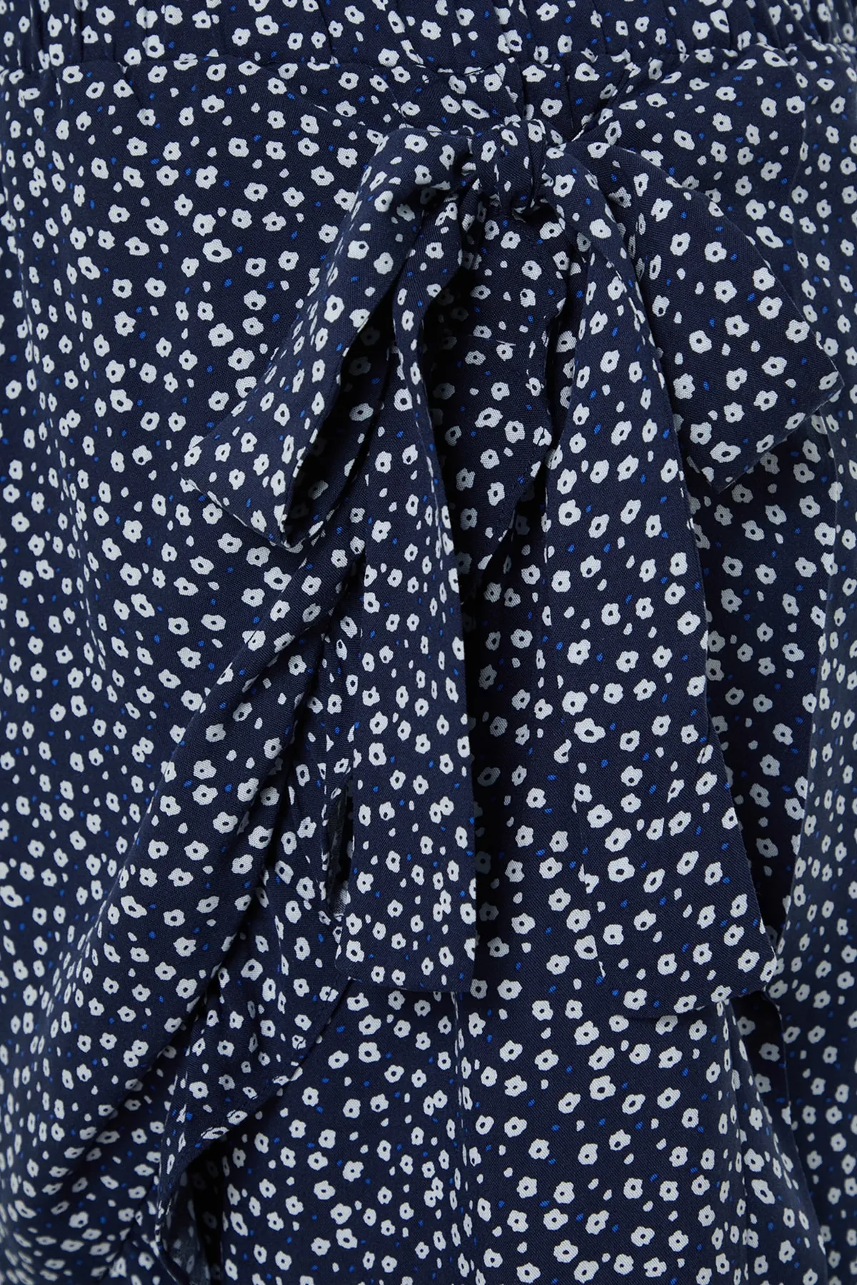 Trendyol Curve  Marineblauer, floral gemusterter, gewebter, gebundener Shorts-Rock TBSSS22SR0164