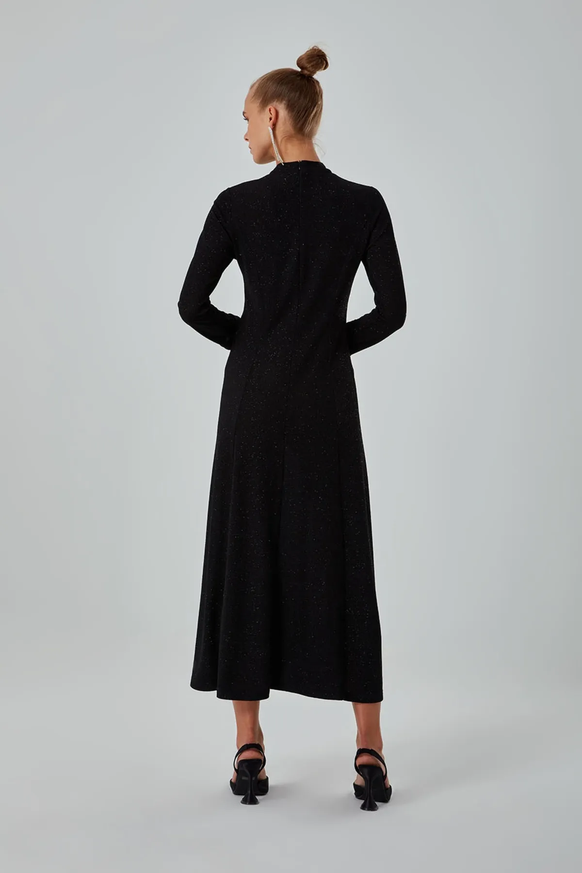 Mizalle  Glitzerndes schwarzes Strickkleid