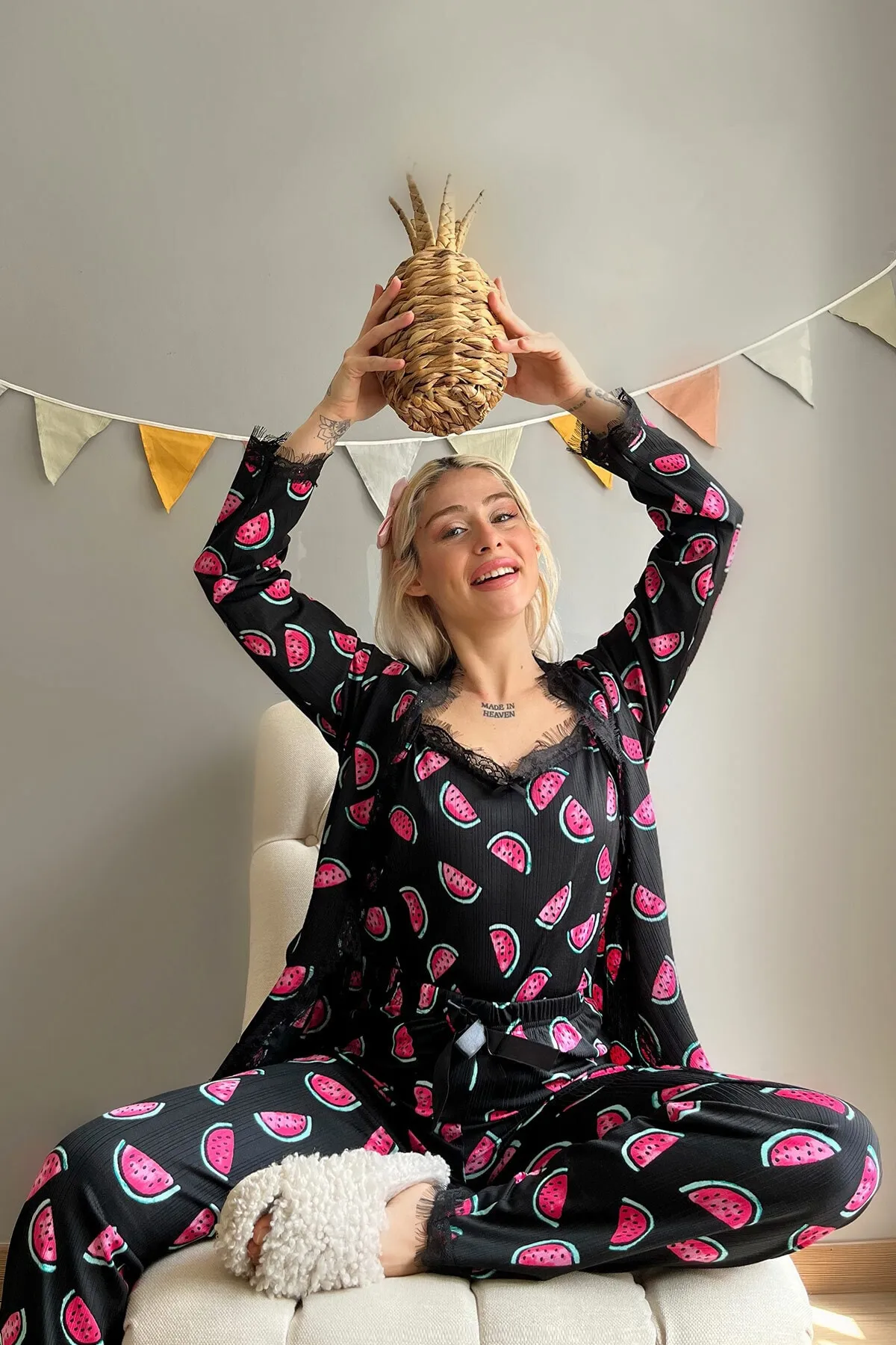 Pijamaevi  Pegasus-Pyjama-Set mit Robe für Damen in Schwarz mit Wassermelonenmuster