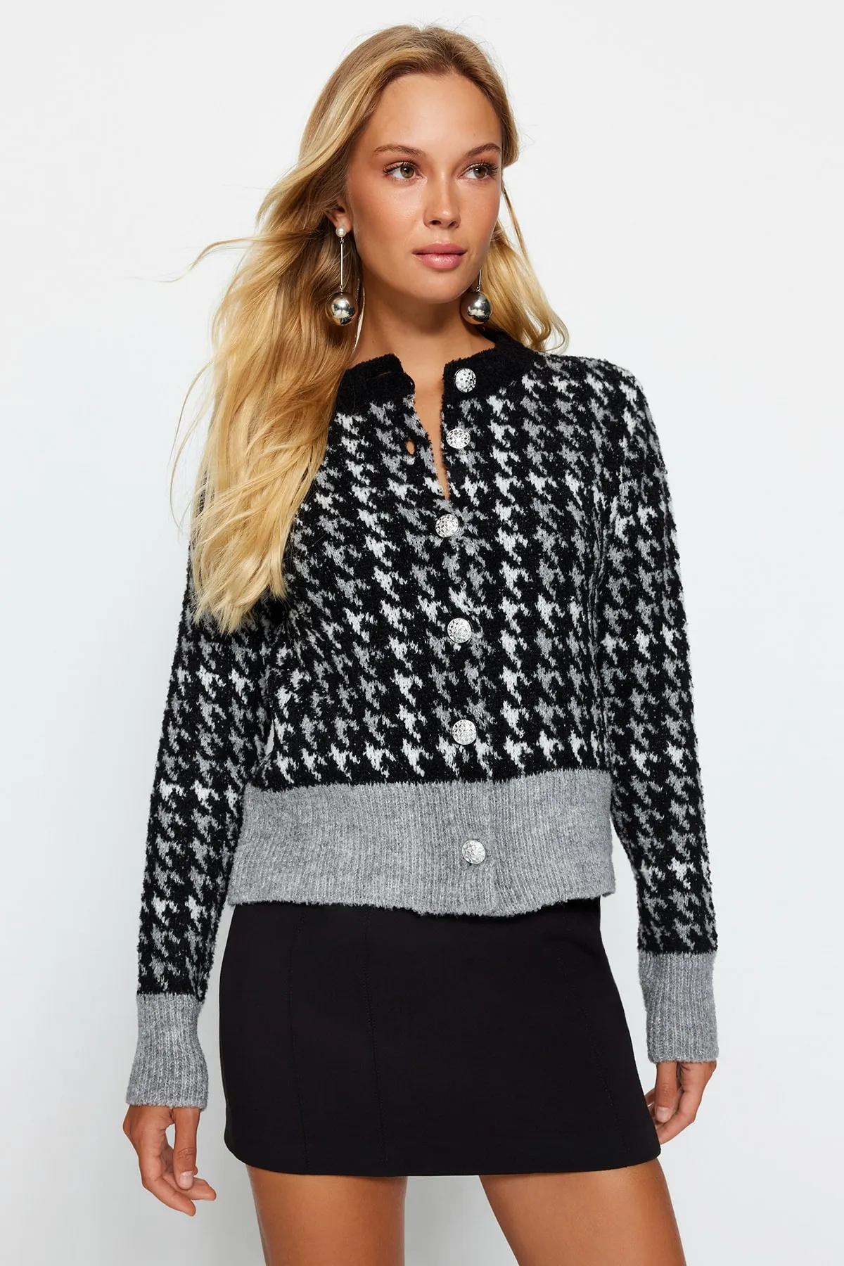 Trendyol Collection  Schwarzer Strickcardigan aus Bouclégarn mit Muster TWOAW24HI00277
