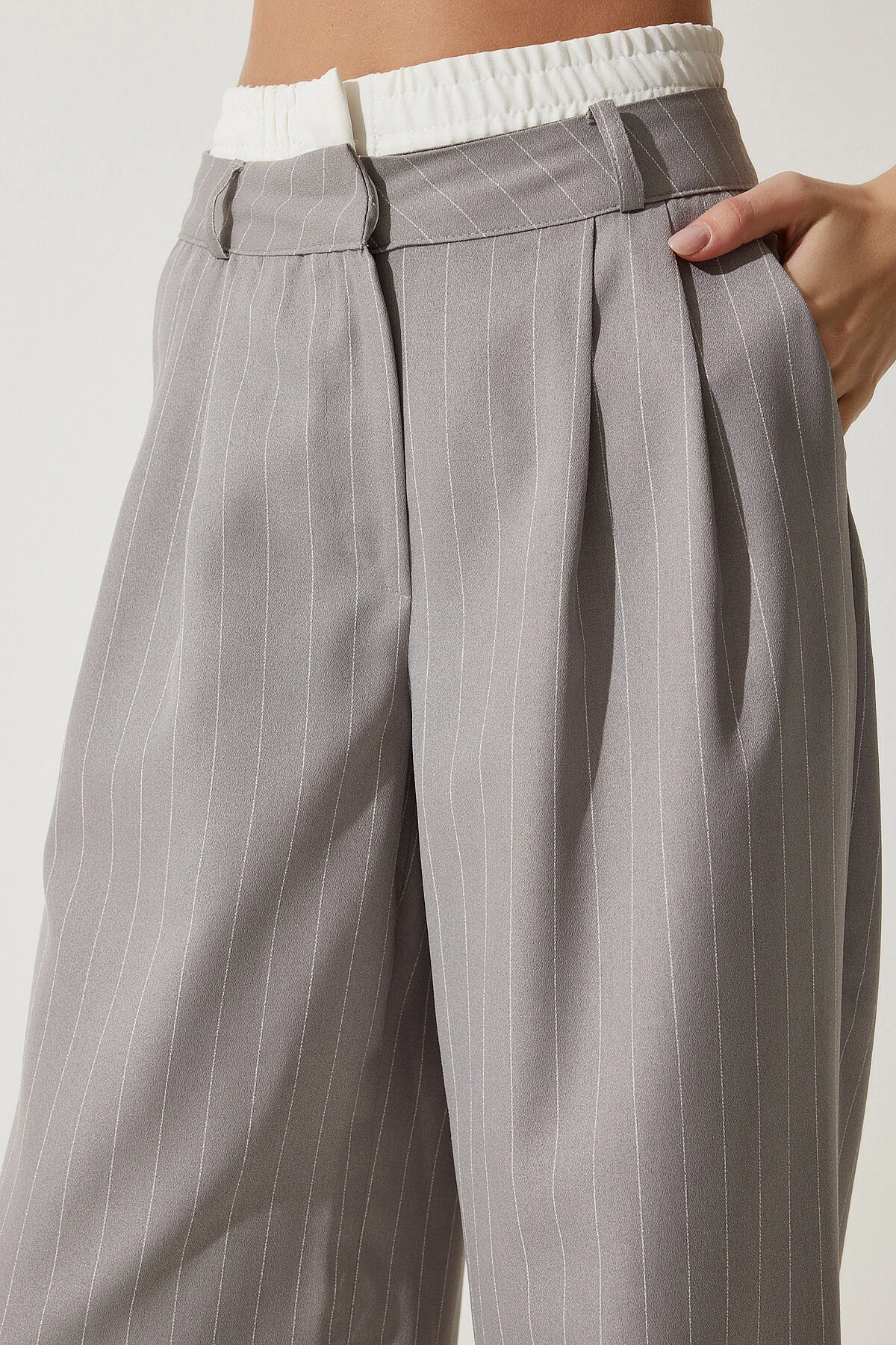 Happiness İstanbul  Graue Damenhose mit kontrastierender Taille und detailliertem, gestreiftem Webmuster CI00104