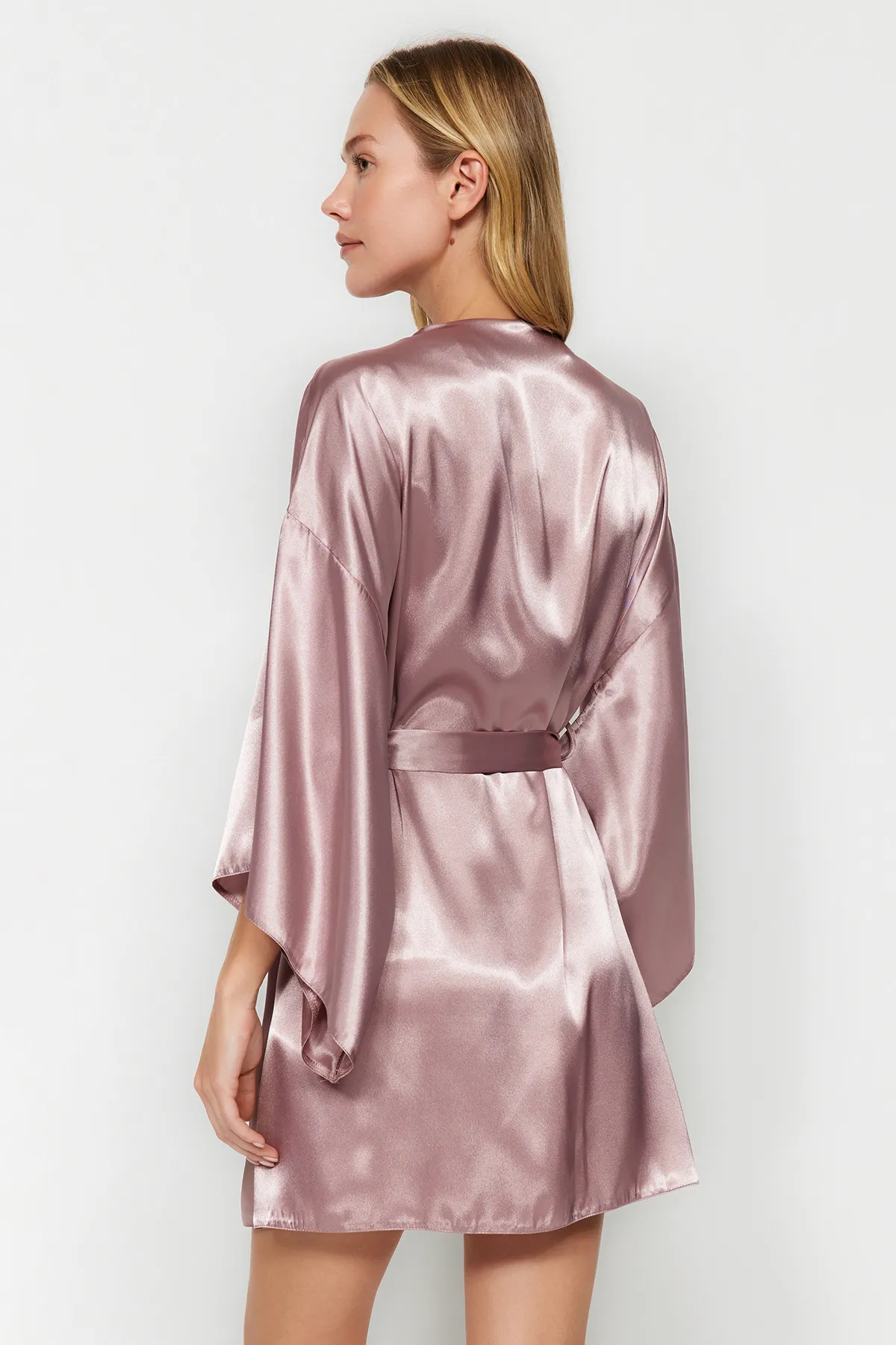 Trendyol Collection  Puderfarbener Morgenmantel aus gewebtem Satin mit Gürtel THMAW23SB00011