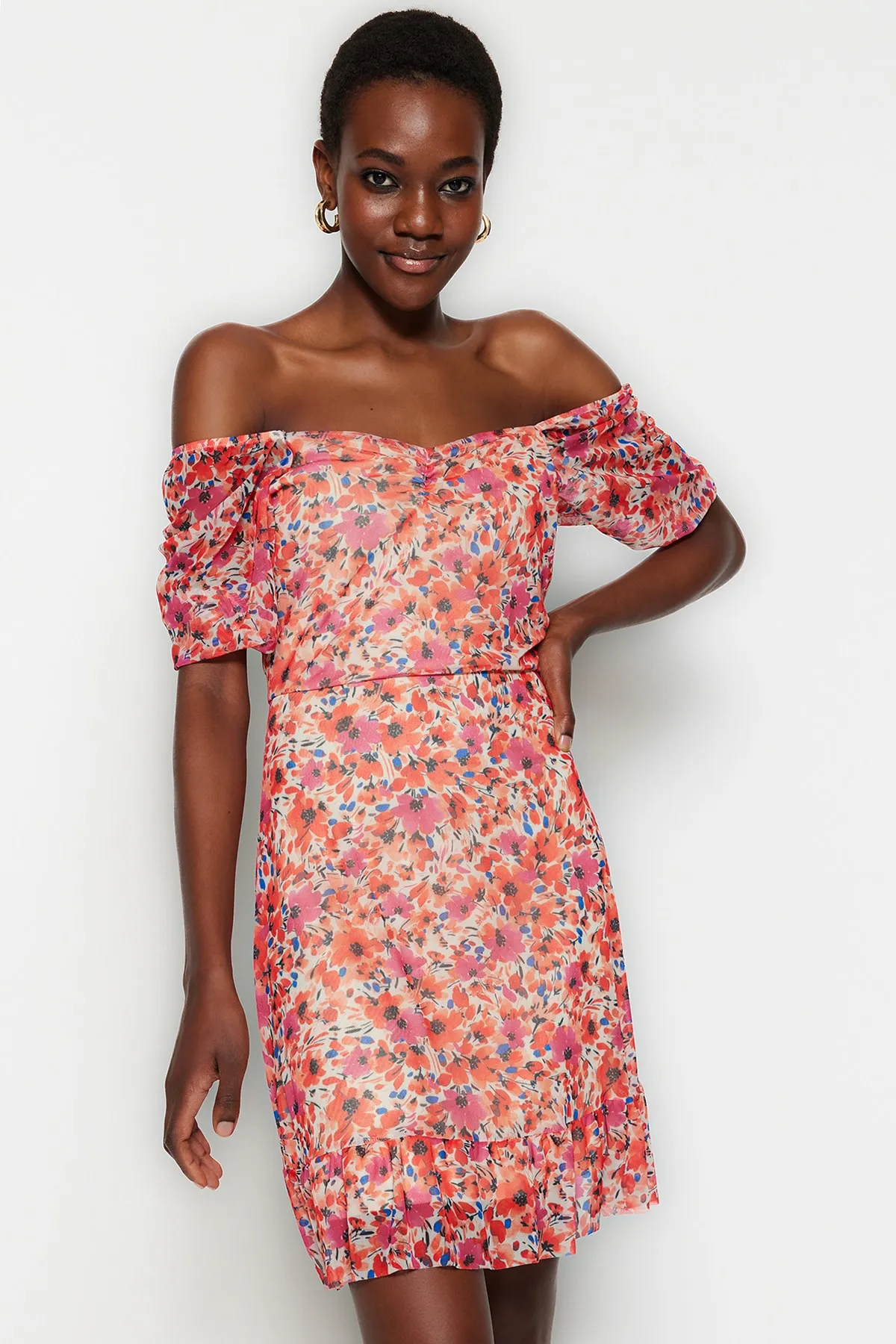 Trendyol Collection  Orangefarbenes, blumengemustertes, dehnbares Mini-Strickkleid aus Tüll mit herzförmigem Ausschnitt TWOSS20EL1690