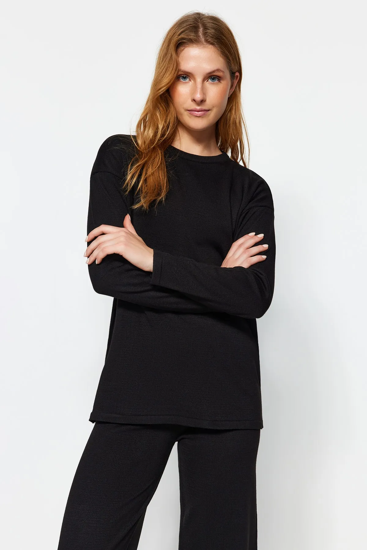 Trendyol Collection  Schwarzes Basic-Set aus Strickoberteil und -unterteil mit Rundhalsausschnitt, TWOAW23AU00244