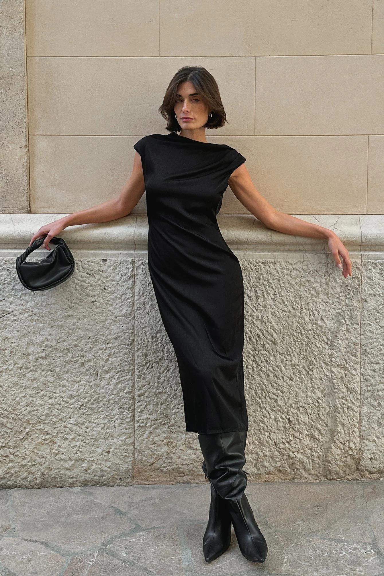 Midikleid mit Trichterausschnitt und offenem Rücken