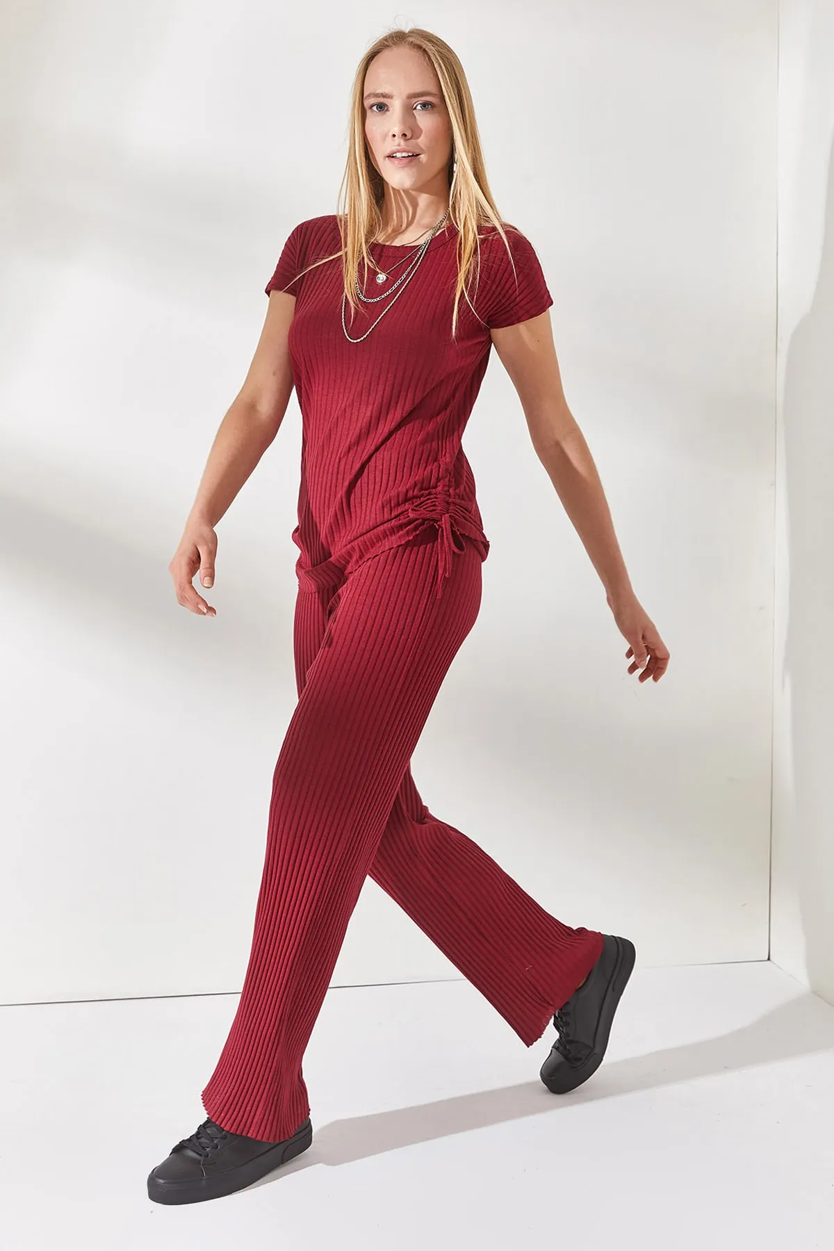 Olalook  Burgunderrotes Set mit seitlich geraffter Bluse und Palazzo-Hose für Damen TKM-19000196