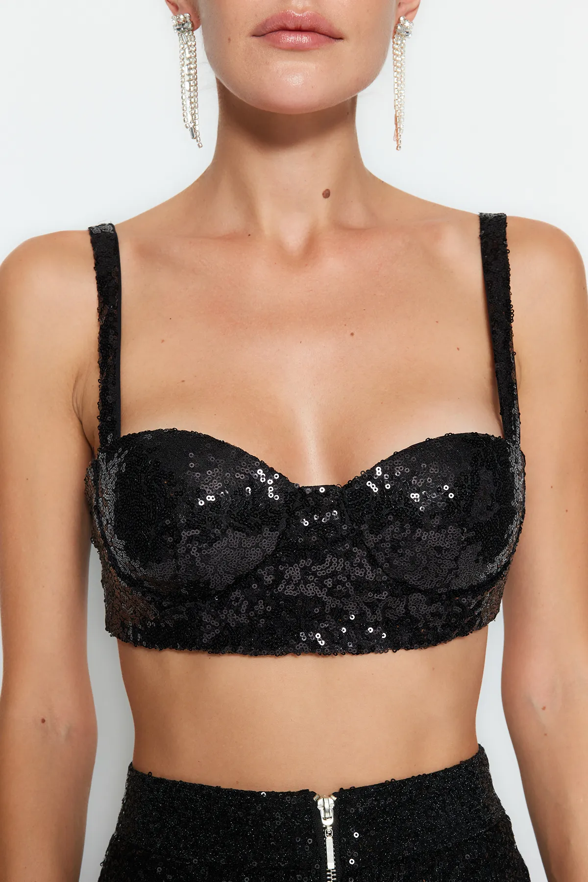 Trendyol Collection  Schwarzes Crop-Bustier mit Pailletten TPRAW24BS00010