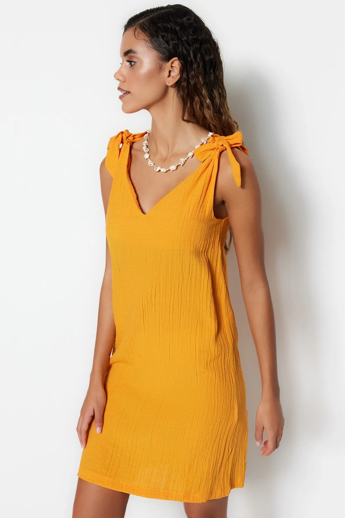 Trendyol Collection  Orangefarbenes, gewebtes Mini-Strandkleid zum Binden TBESS23EL00108