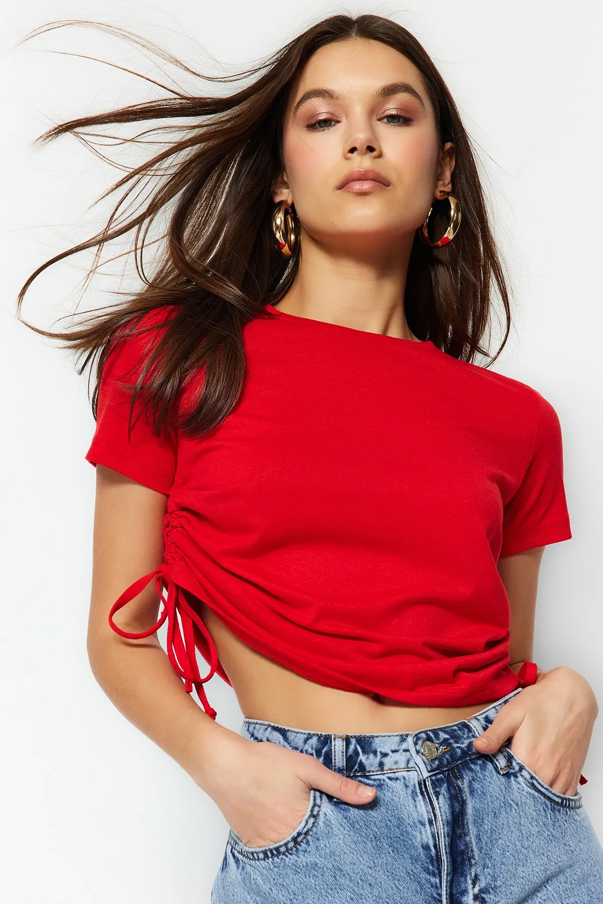 Trendyol Collection  Rotes Basic-Strick-T-Shirt aus 100 % Baumwolle mit Rundhalsausschnitt und Raffdetail TWOSS21TS0131