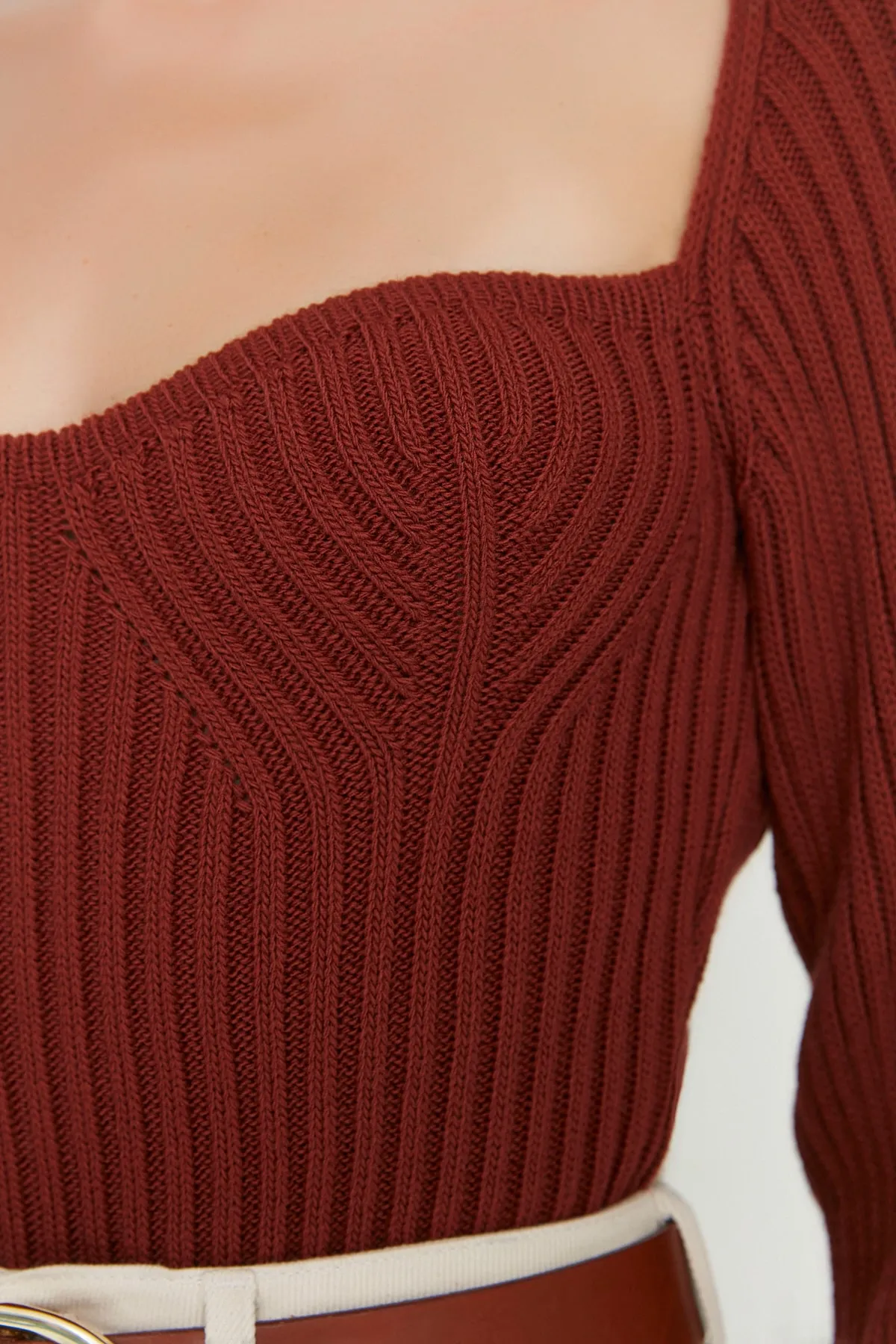 Trendyol Collection  Brauner kurzer Strickpullover mit Herzkragen TWOAW22KZ1760