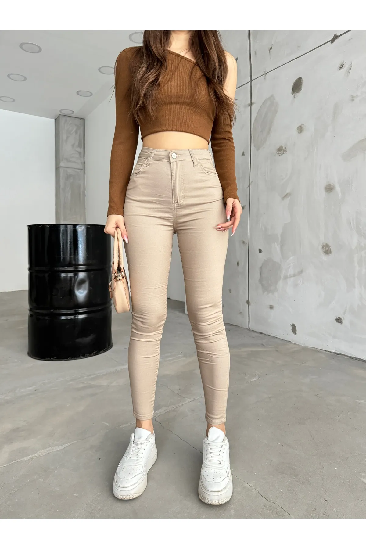 BİKELİFE  Beigefarbene, knöchellange, schmale Lycra-Hose mit hoher Taille und schmalem Bein