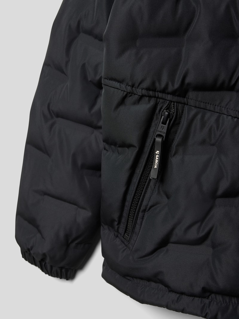 Steppjacke mit Label-Patch in schwarz
