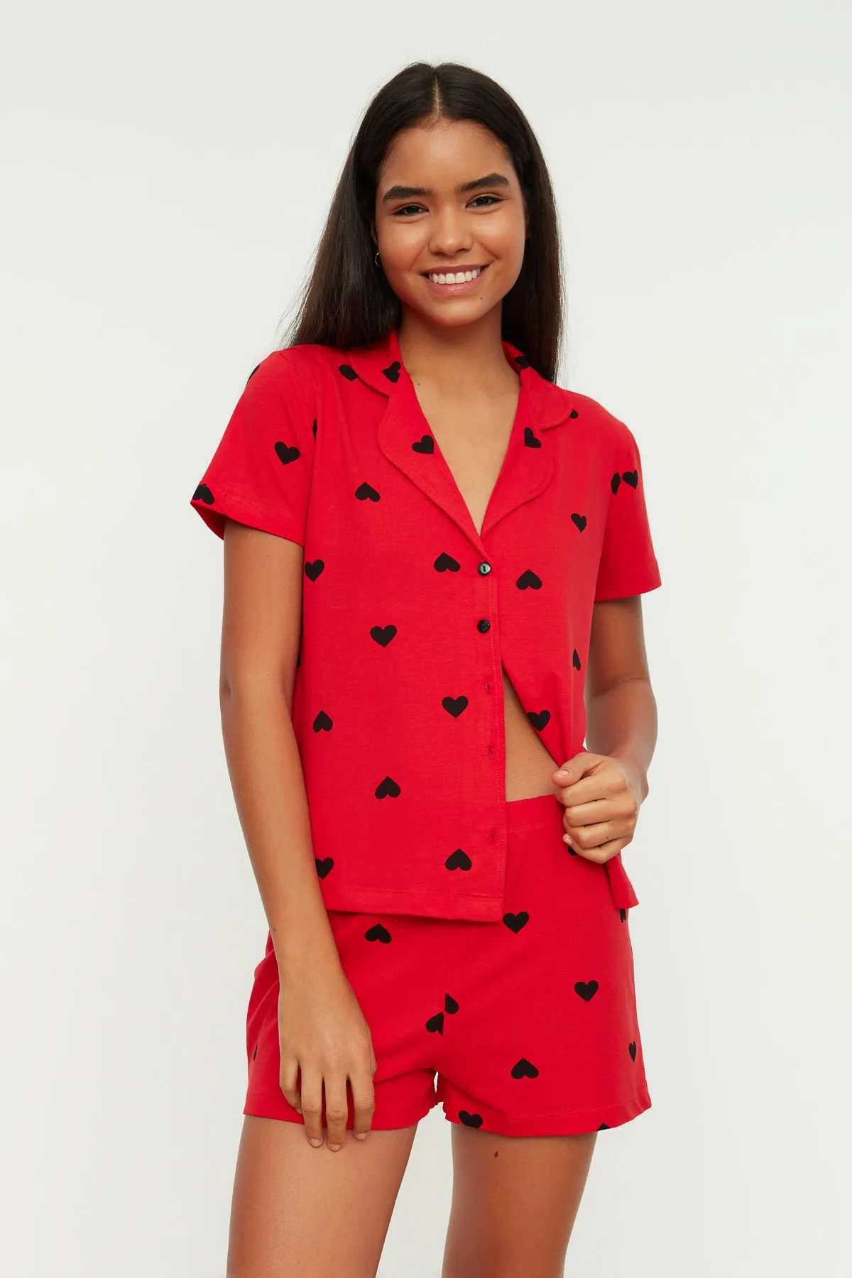Trendyol Collection  Rotes, gestricktes Pyjama-Set mit Hemd und Shorts aus 100 % Baumwolle mit Herzmuster THMSS21PT0756