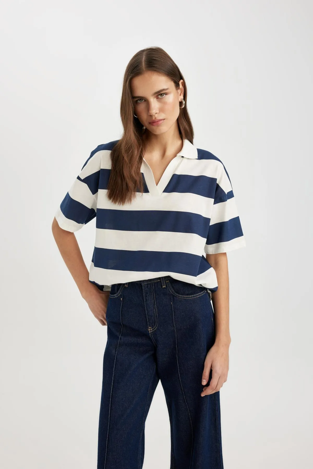 DeFacto  Gestreiftes Polo-T-Shirt mit kurzen Ärmeln und entspannter Passform C4072ax24sp