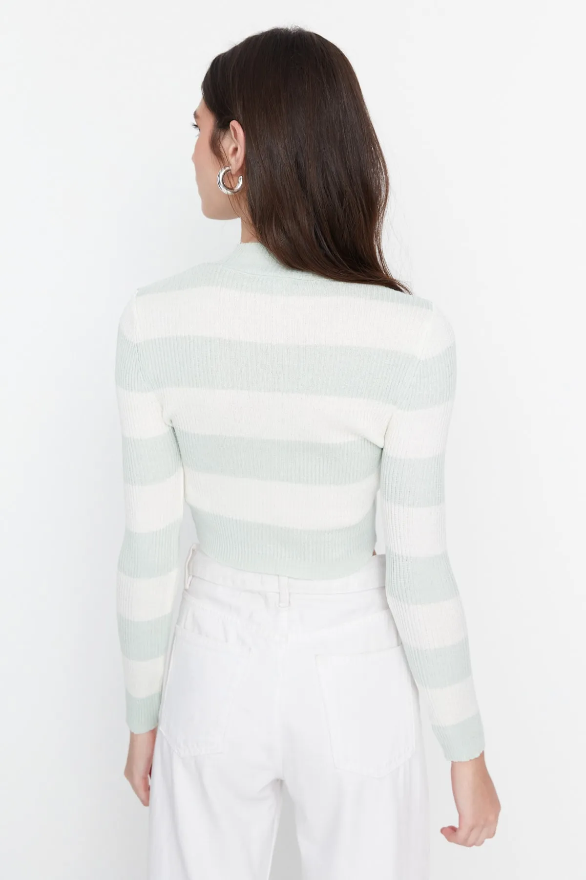 Trendyol Collection  Mintgrüner, kurzer Strickpullover aus Baumwolle mit Streifen TWOAW20KZ0255