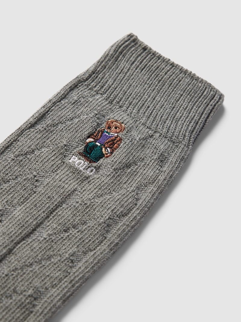 Socken mit Zopfmuster und Motiv-Stitching in mittelgrau meliert