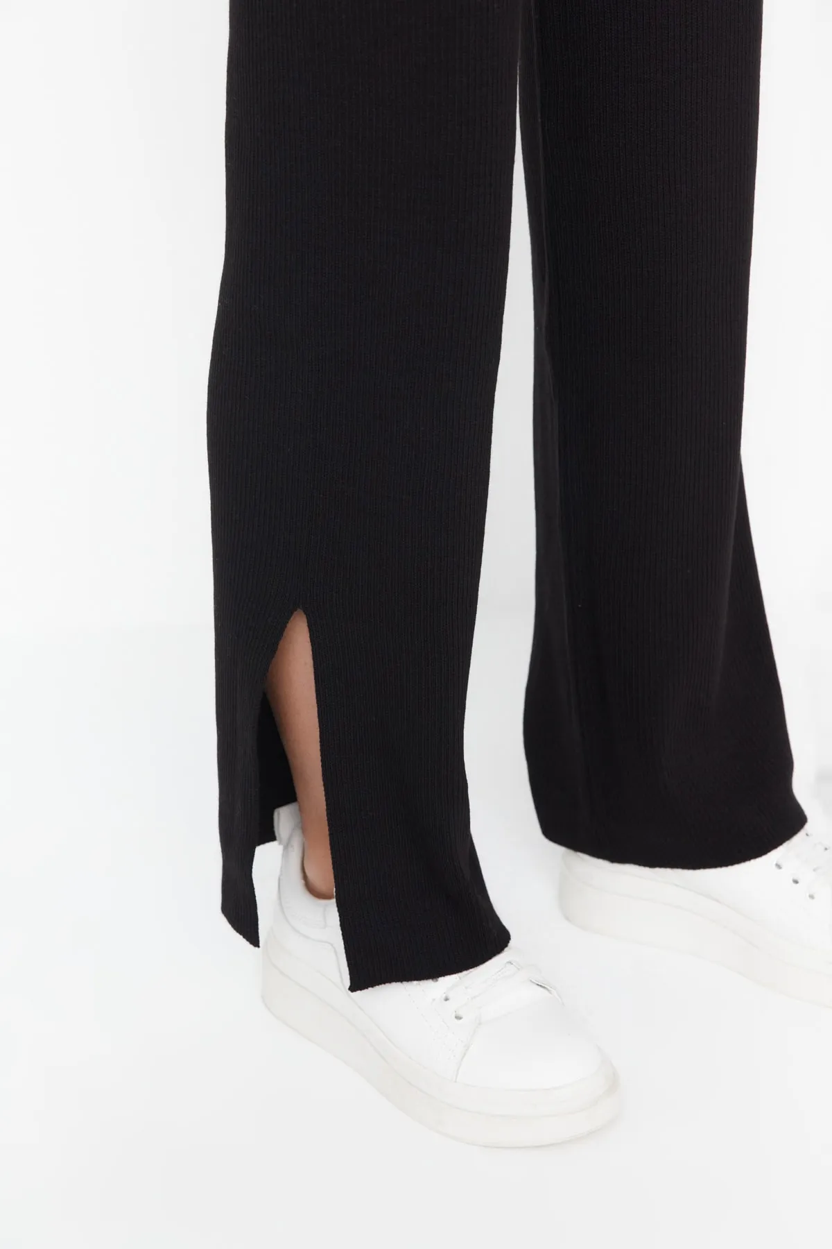 Trendyol Collection  Schwarzes, weit geschnittenes Basic-Hose-Set aus Strickoberteil und -unterteil TWOAW22AU0040