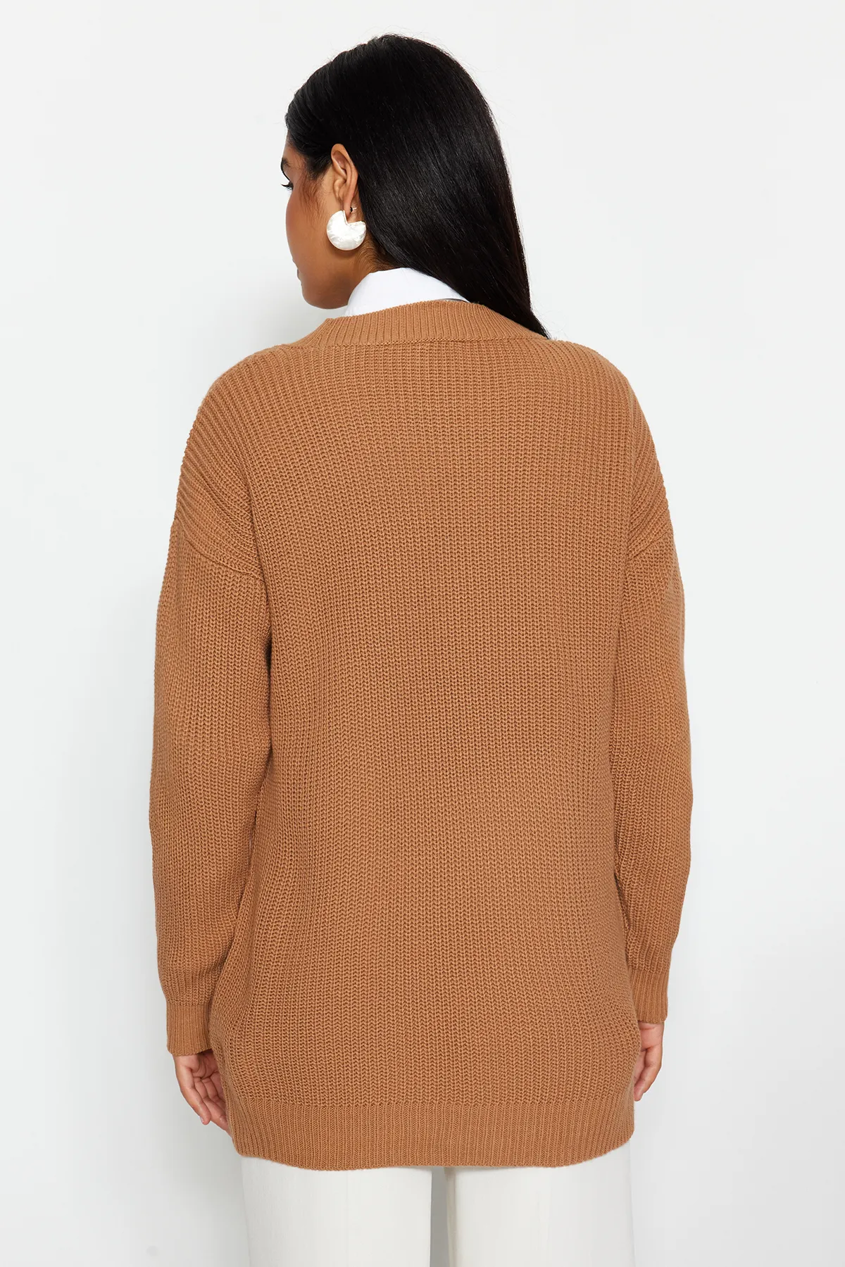 Trendyol Modest  Kamelfarbener Strickpullover mit Rundhalsausschnitt TCTAW24AK00023