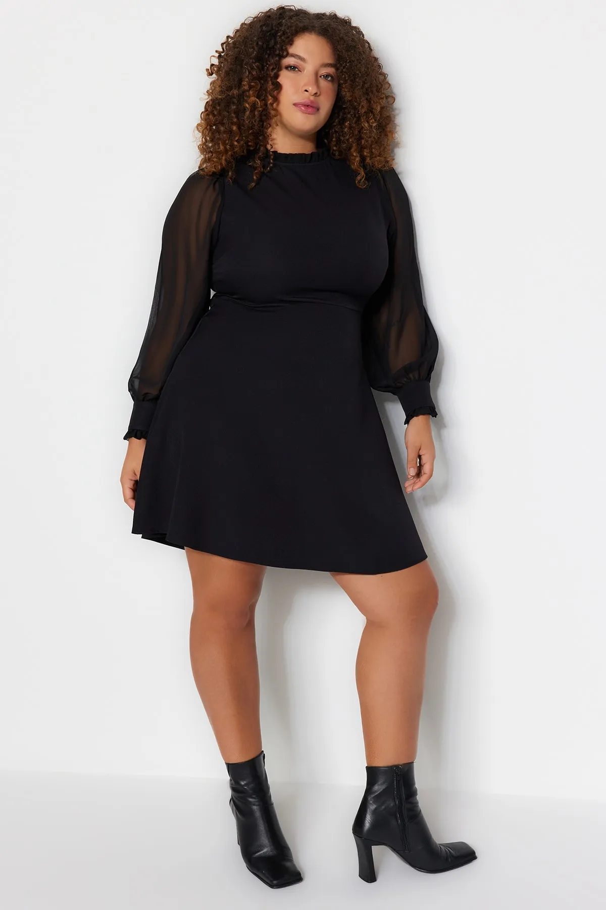 Trendyol Curve  Schwarzes A-Linien-Webkleid mit hohem Kragen TBBAW24AH00049