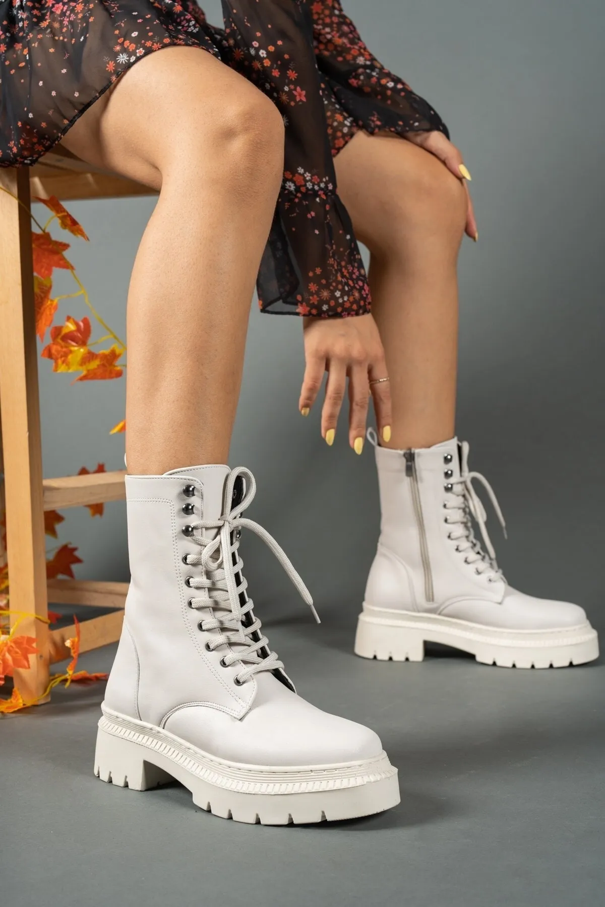 Riccon  Beigefarbene Damenstiefel mit Reißverschluss 0012299